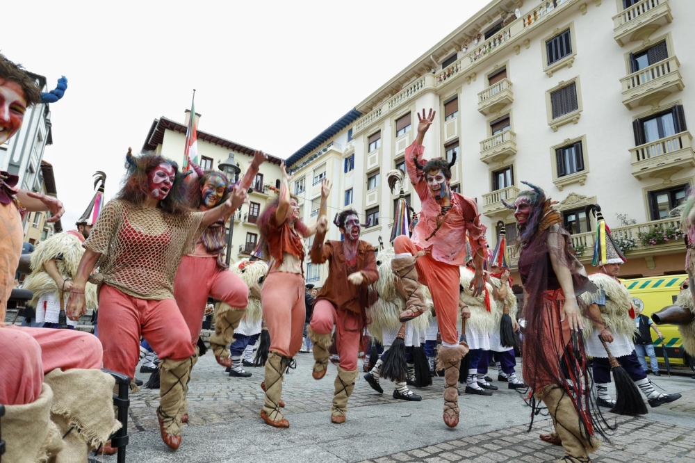 Alproja antzerki taldeko galtzagorriak, gaur, Zarautzen. FOKU