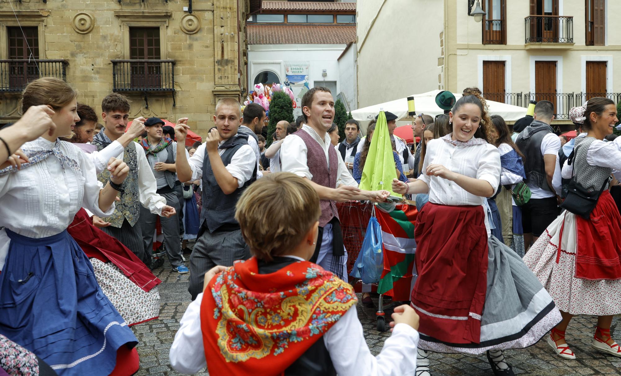 Dantzariak, Zarauzko euskal jaietan. MAIALEN ANDRES / FOKU