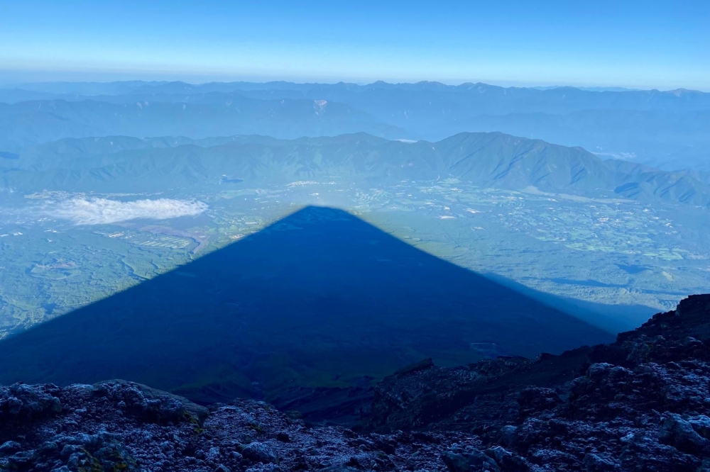 Japoniako Fuji mendiaren itzala gailurretik