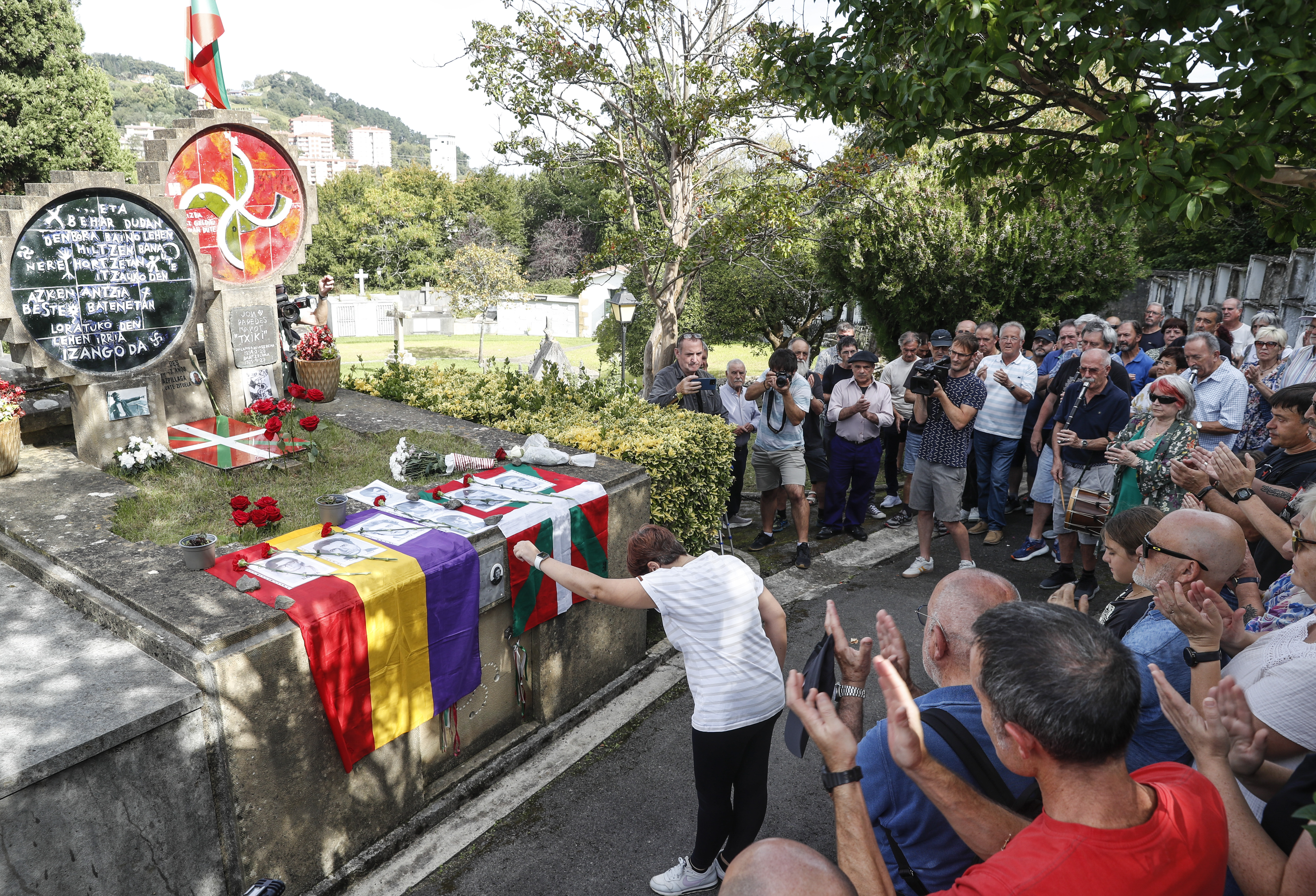 2023ko Gudari Egunean Zarauzko hilerrian Txiki eta Otaegiren omenez egin zuten ekitaldia. GORKA RUBIO / FOKU