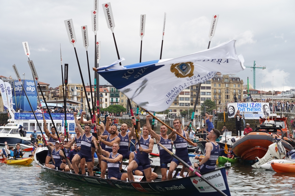 Gogotik ospatu zuten Urdaibaiko arraunlariek Kontxako Bandera. JON URBE / FOKU