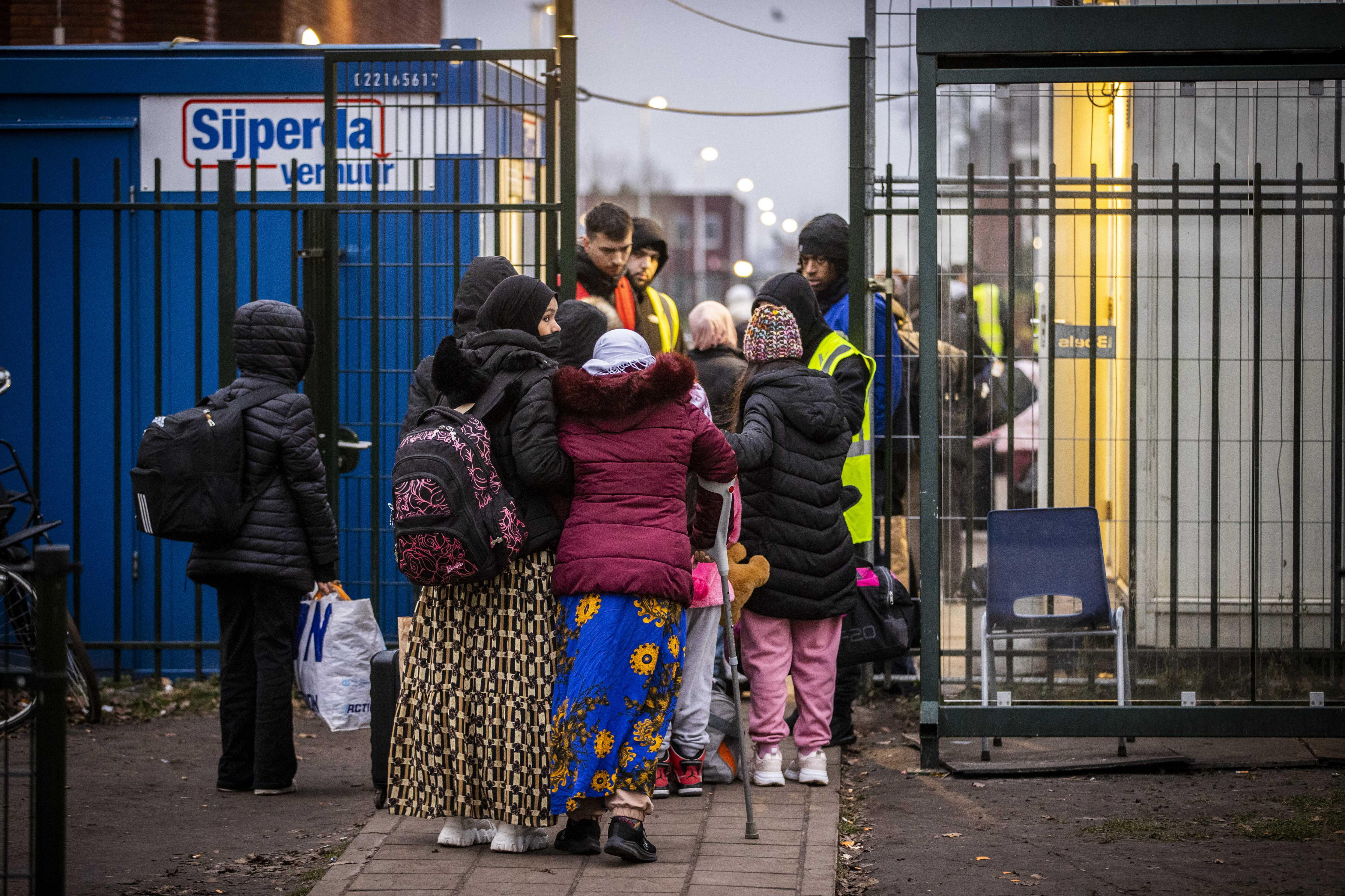 Hainbat pertsona Herbeheretako Ter Apel herriko errefuxiatuentzako zentro bateko sarreran, Herbeheretan, artxiboko argazki batean. VINCENT JANNINK / EFE