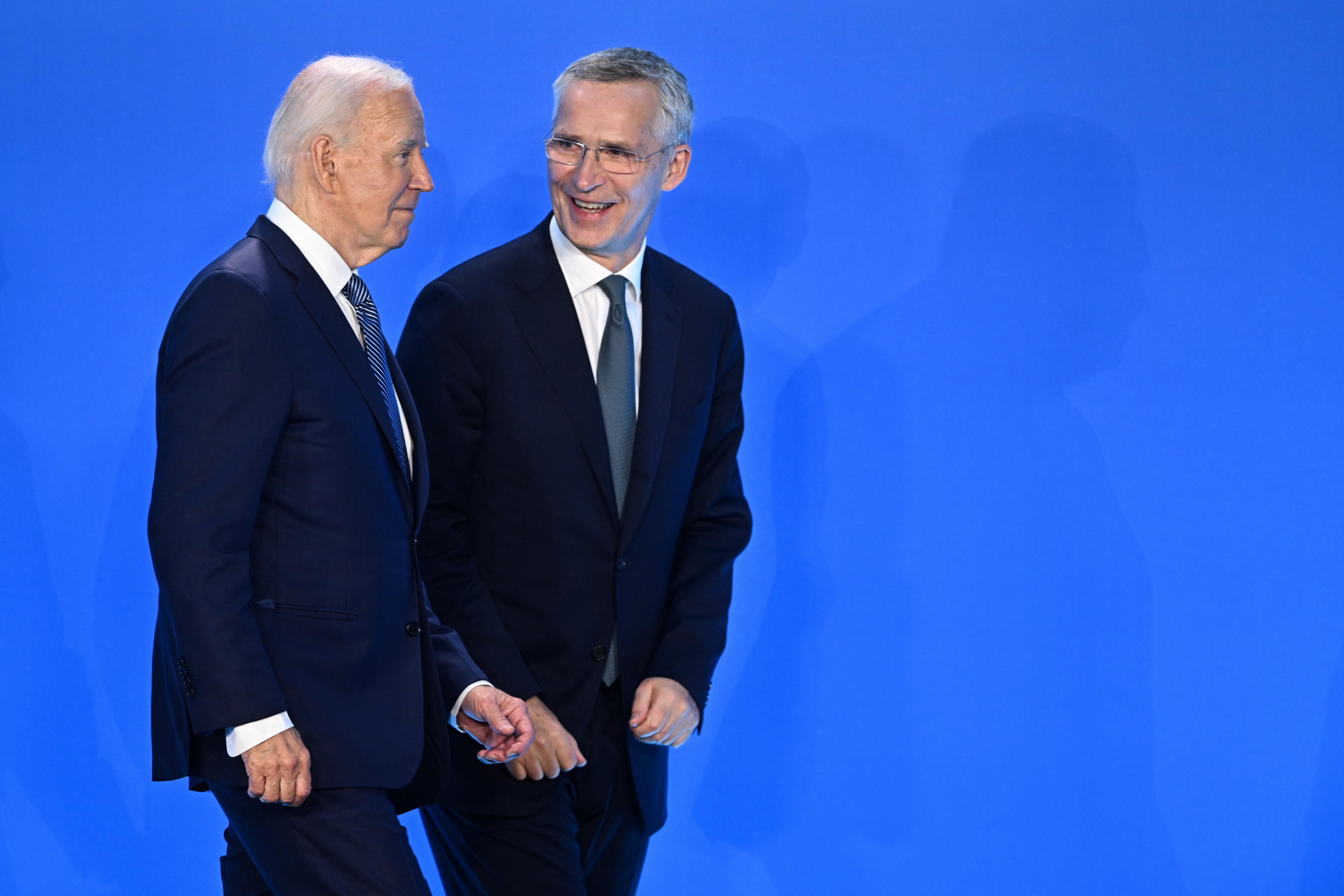 Joe Biden AEBetako presidentea eta Jens Stoltenberg NATOko idazkari nagusia, iragan uztailean, NATOren bilkura batean, Washingtonen. RADEK PIETRUSZKA / EFE