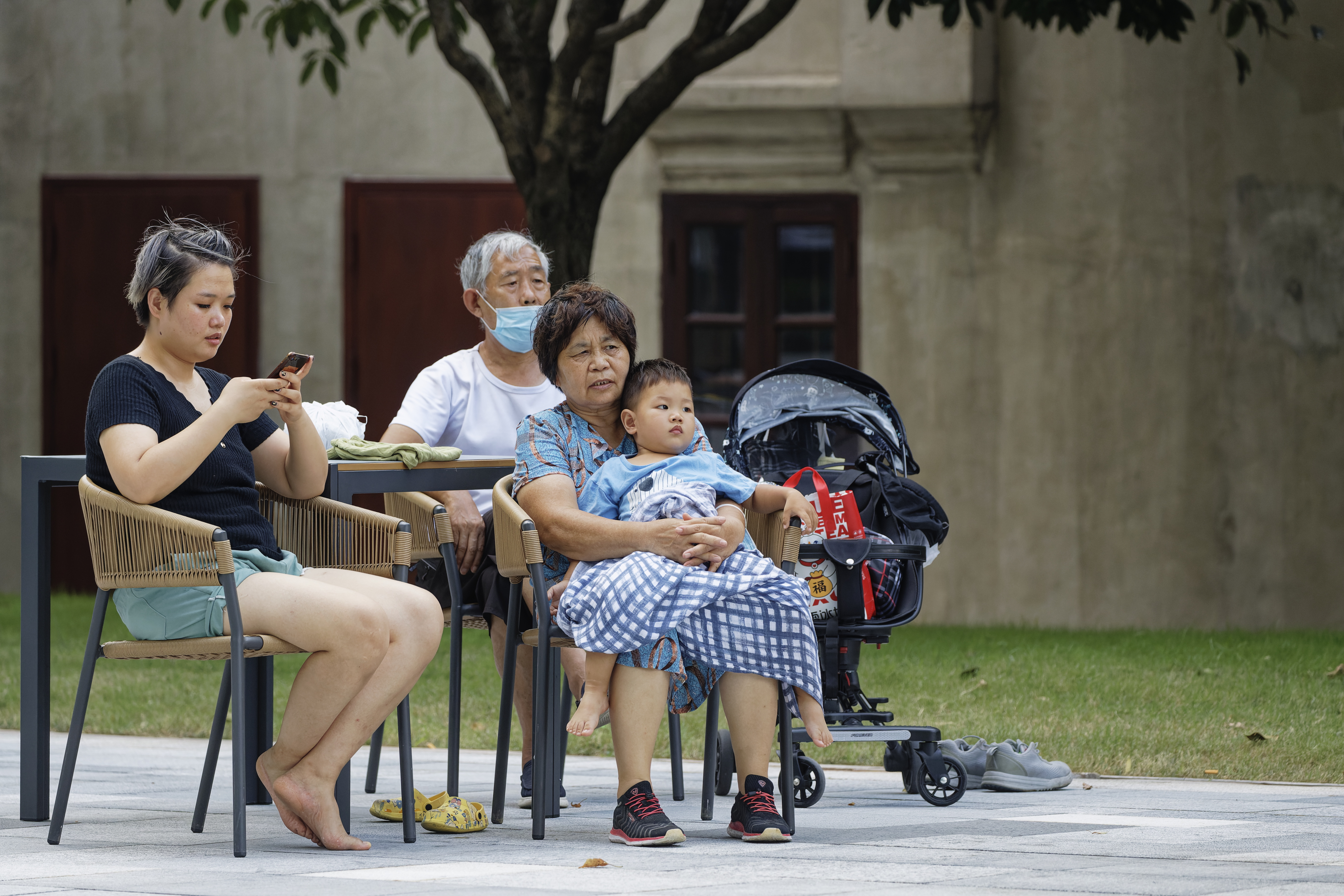 Familia baten hiru belaunaldi, Shanghaiko parke batean. ALEX PLAVEVSKI / EFE