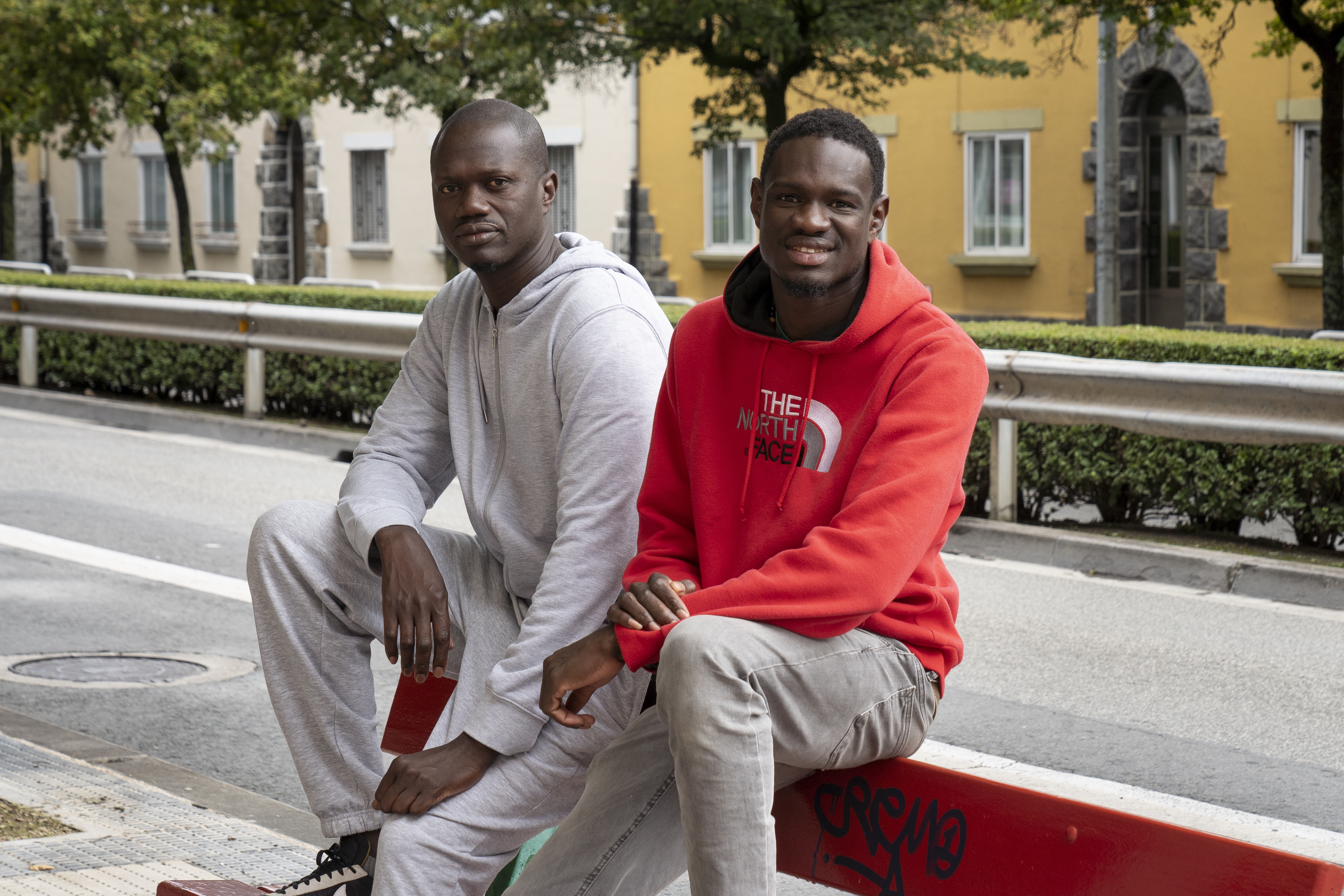 Cheikhouna Dieng eta Moussa Diagne, Iruñeko Txantrea auzoan. IÑIGO URIZ / FOKU