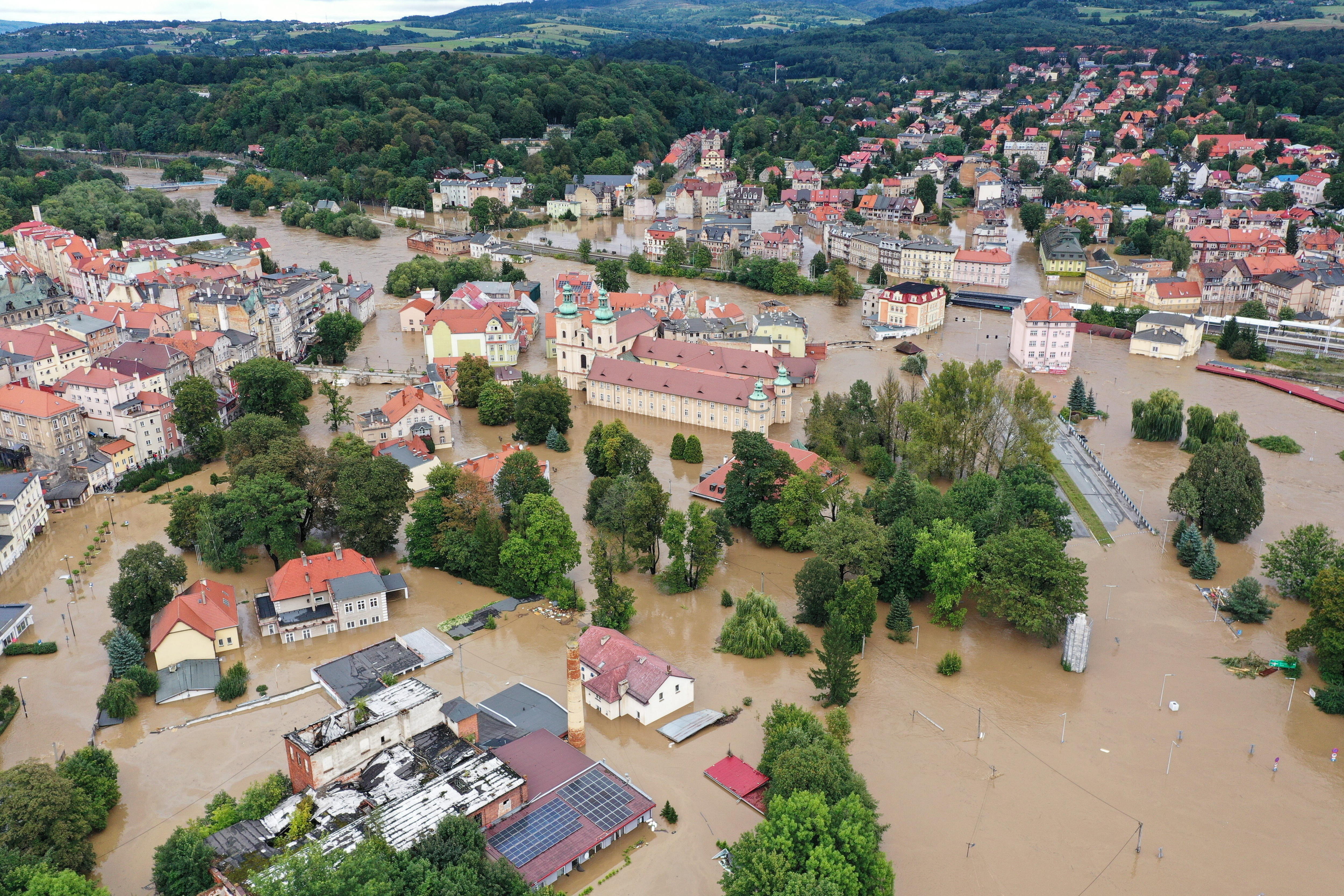 Polonia hegoaldeko Klodzko herria, uholdeek hartuta, atzo. MACIEJ KULCZYNSKI / EFE