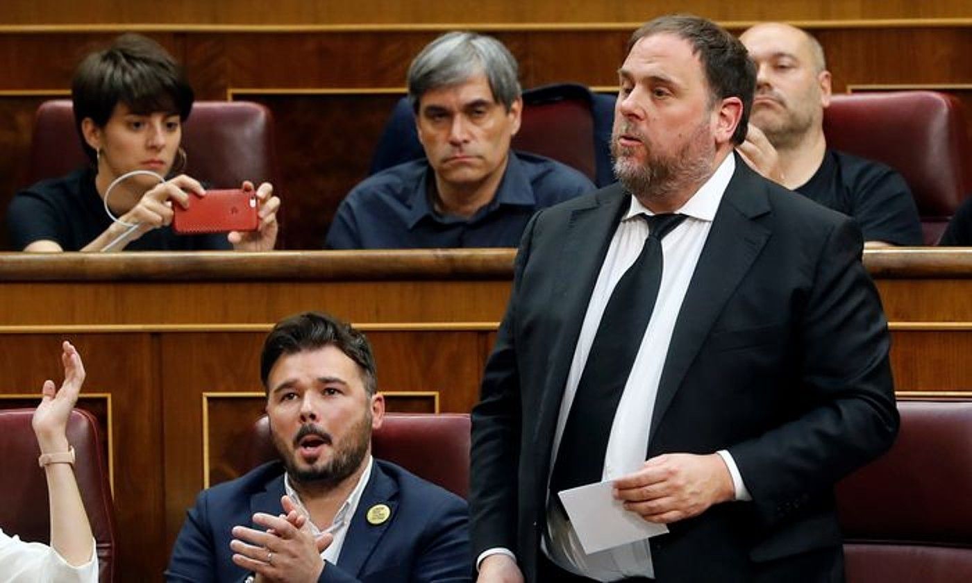 Oriol Junqueras Kataluniako presidenteorde kargugabetua, iazko maiatzaren 21ean, Espainiako Kongresuan, diputatu agiria jaso zuenean. BALLESTEROS / EFE.