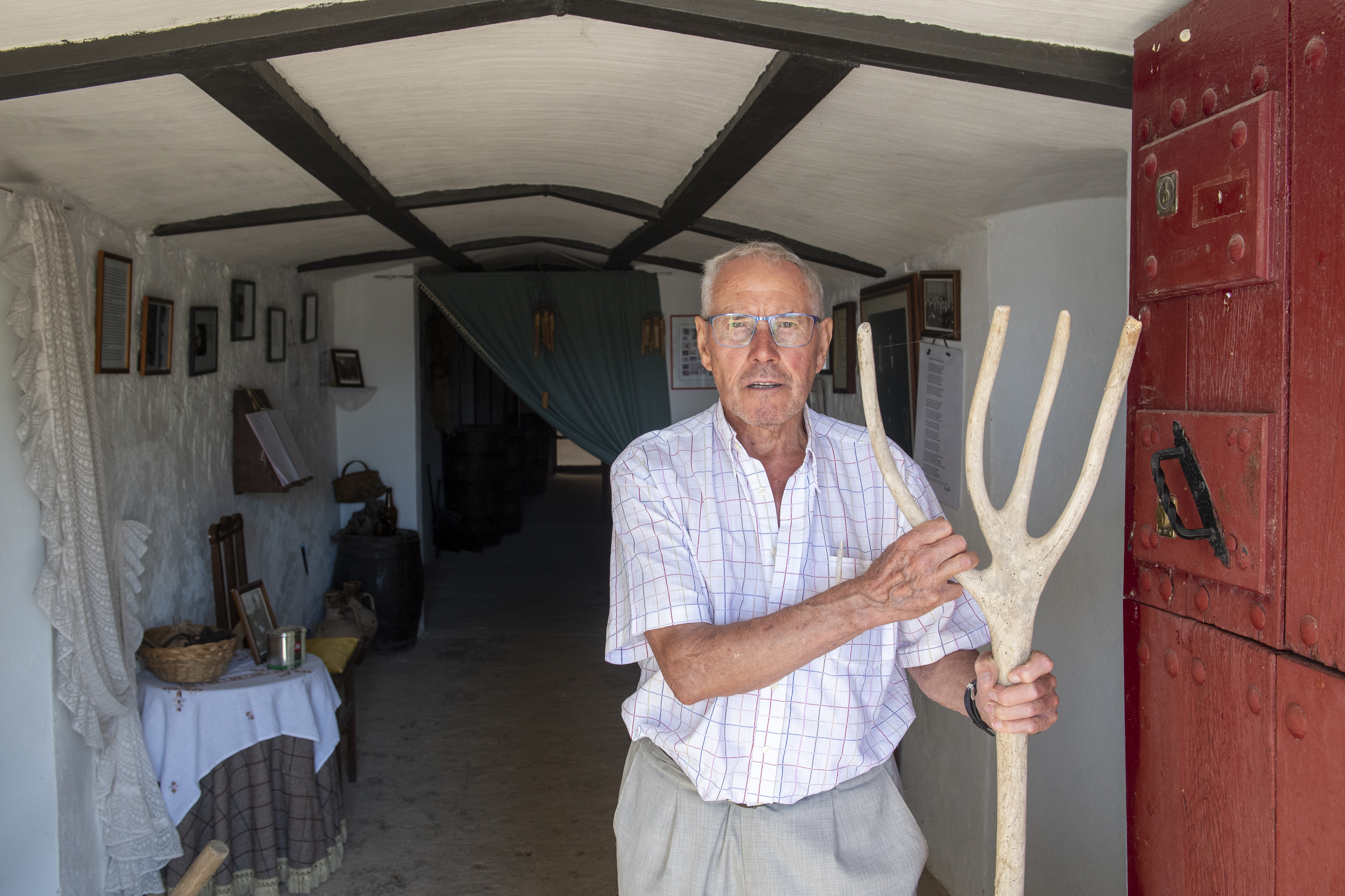 Francisco Duque Campo, bere kobazuloaren atarian, Lodosan, Nafarroan. IDOIA ZABALETA / FOKU