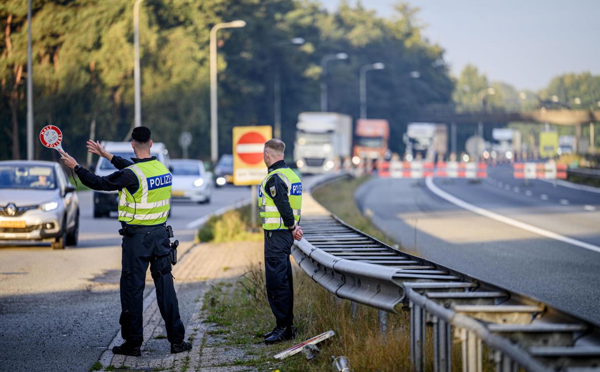 Alemaniako Poliziaren kontrol bat, Alemania eta Herbehereen arteko mugan. EMIEL MUIJDERMAN / EFE