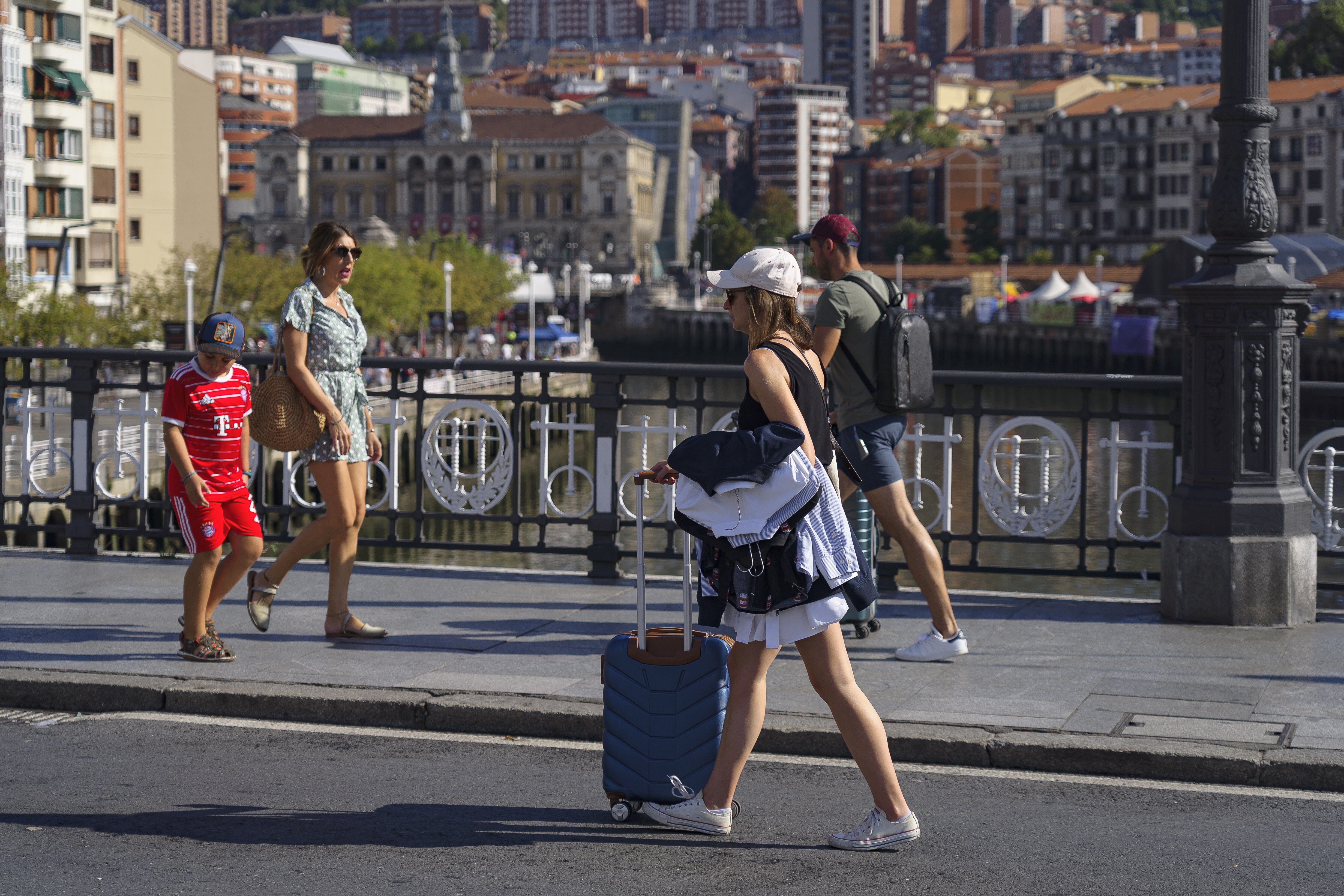 Turistak Bilboko kaleetan. ARITZ LOIOLA / FOKU