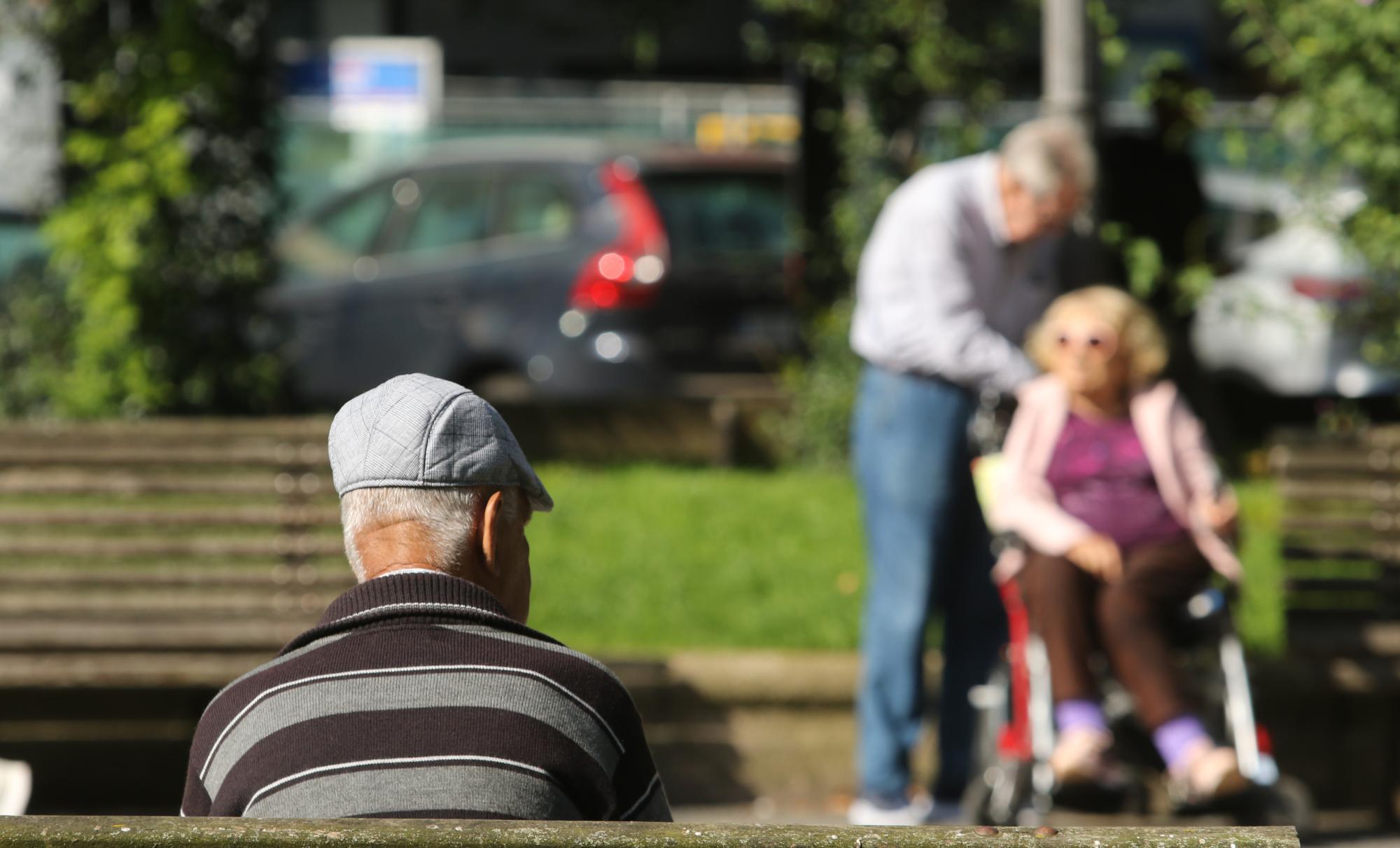 Adineko batzuk, Bilboko Casilla plazan, astelehenean. OSKAR MATXIN EDESA / FOKU