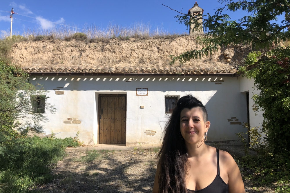 Kristina Pozo Sevilla historialaria, kobazulo baten atarian, Lodosan.