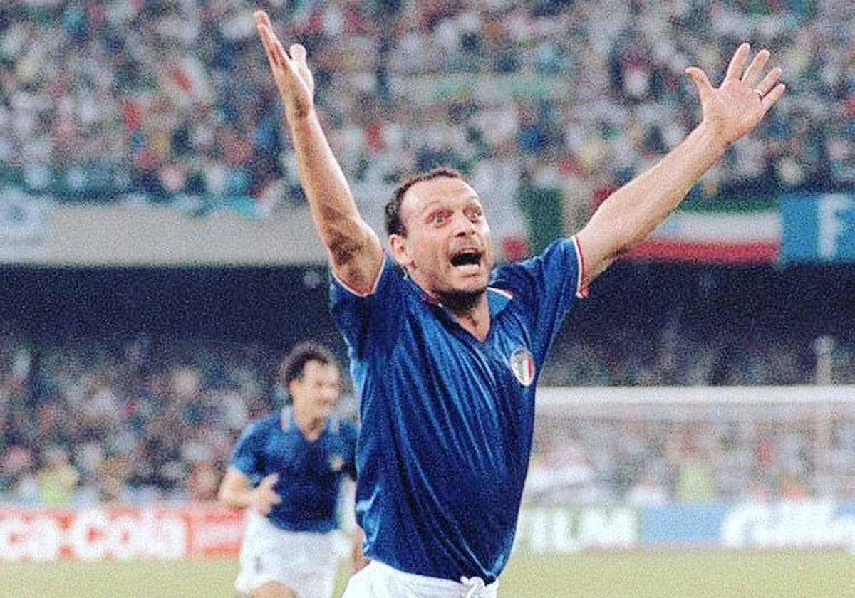 Toto Schillaci futbolari ohia, besoak zabalik, gol bat ospatzen.