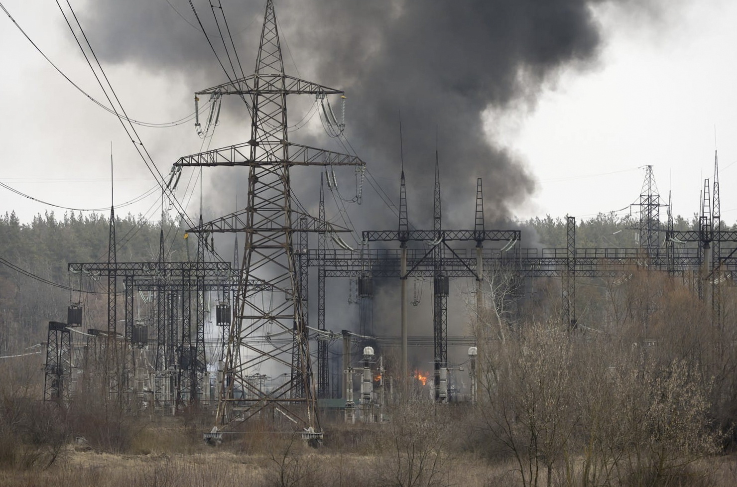 Ukrainako elektrizitate azpiegituren aurkako eraso bat, martxoan. SERGEI KOZLOV / EFE