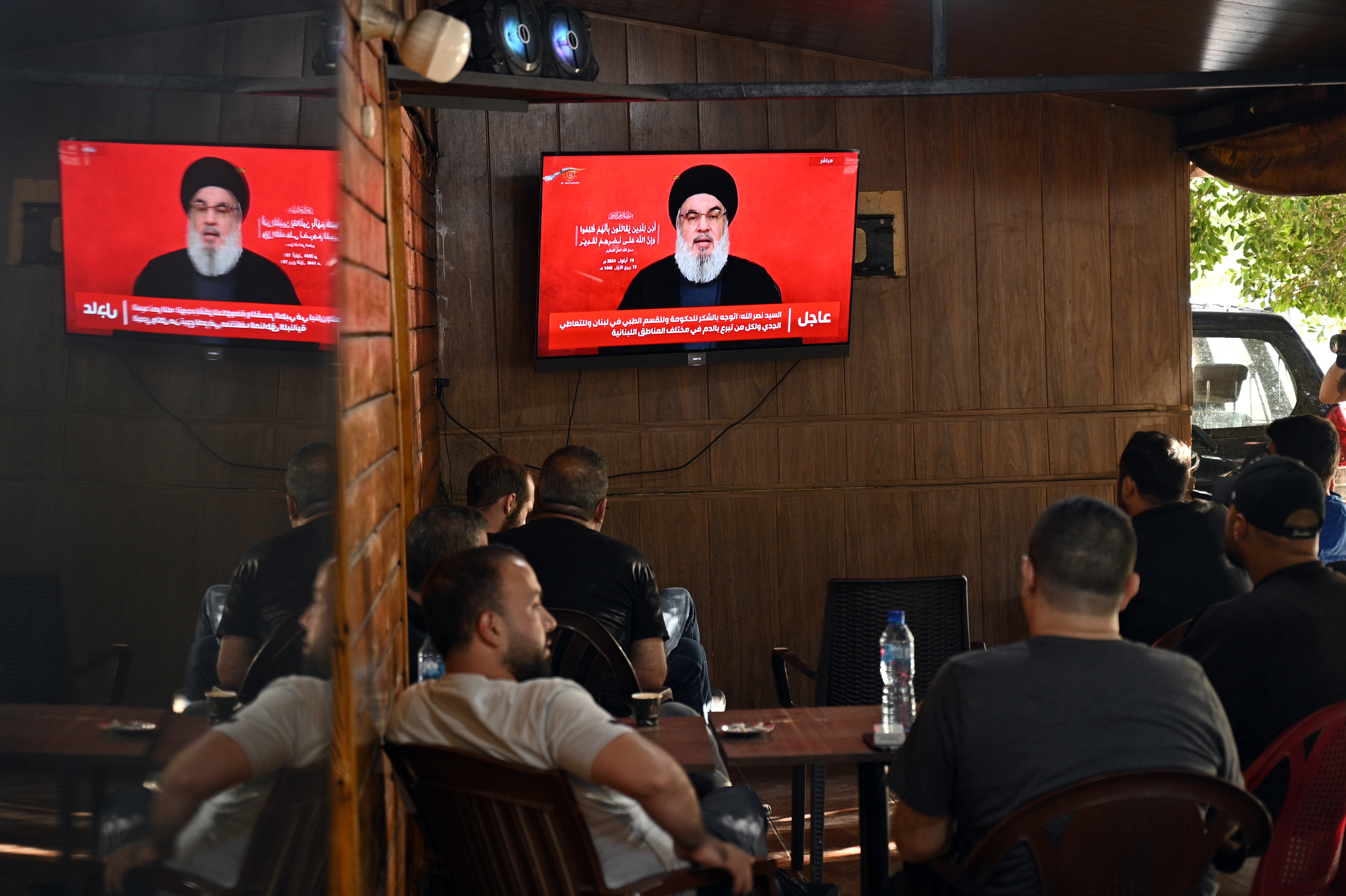 Libanoko herritarrak Hassan Nasrallah Hezbollahko liderraren agerraldia jarraitzen, Beiruten. WAEL HAMZEH / EFE