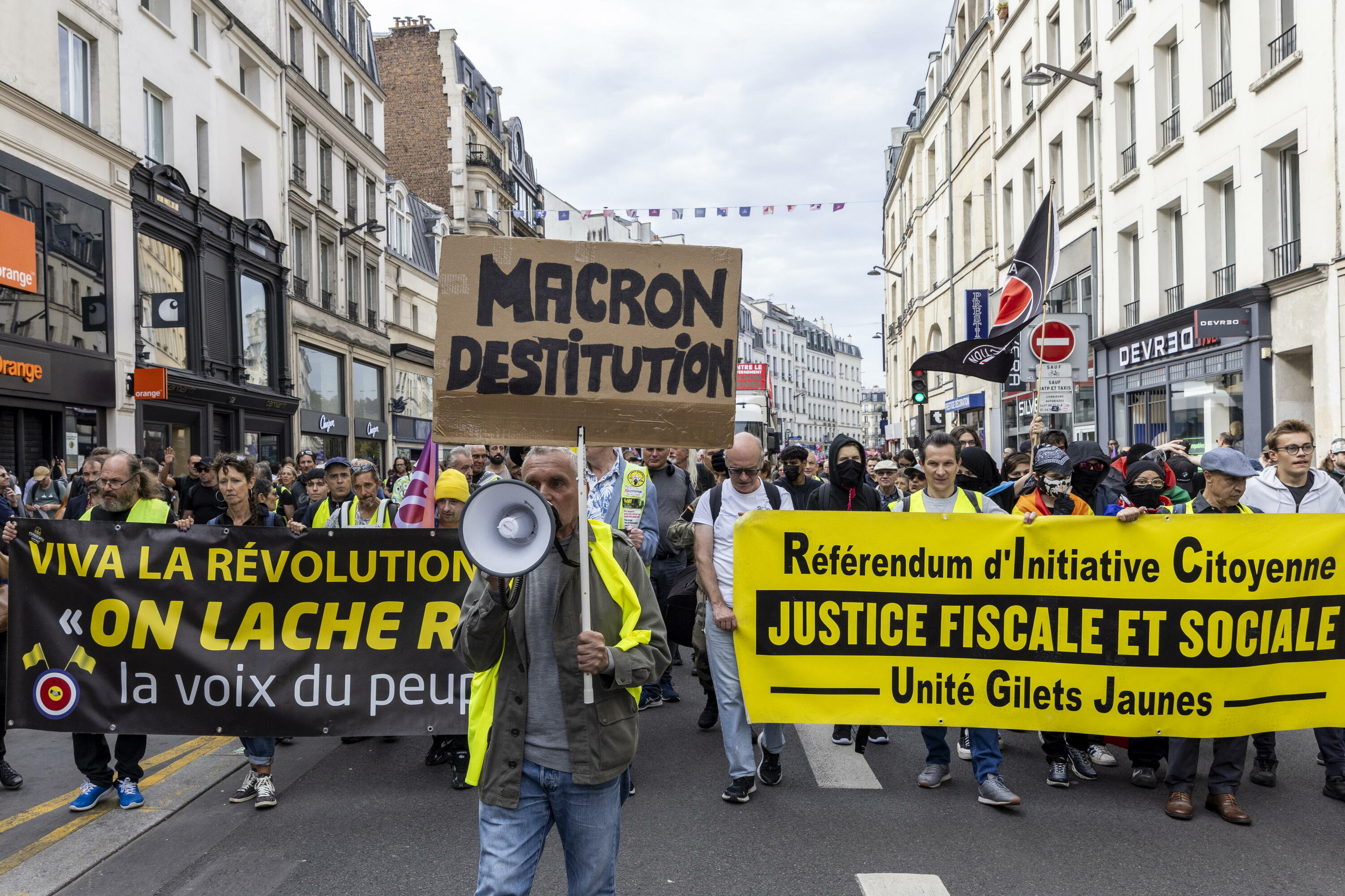 Michel Barnierrek osatutako gobernuaren aurkako protesta bat, gaur, Parisen. ANDRE PAIN / EFE