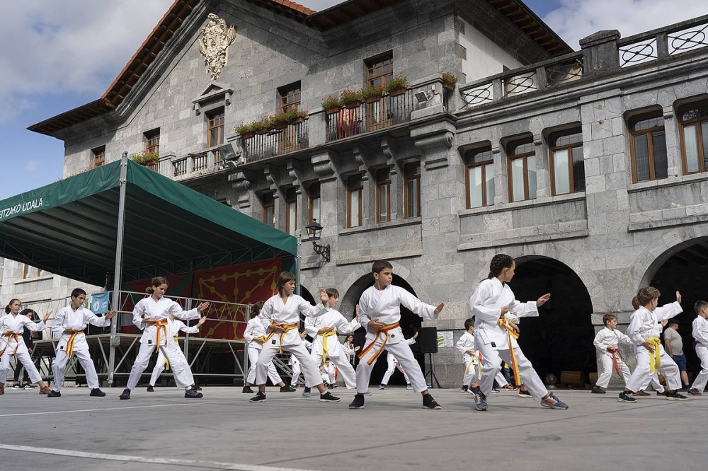 Karate erakustaldia, Leitzako plazan. IÑIGO URIZ / FOKU