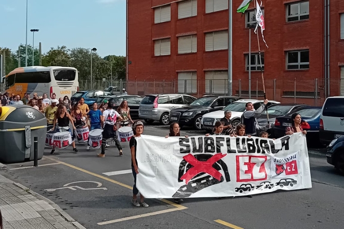 Lamiakoko ibai azpiko autobidearen kontrako manifestazio bat, atzo, Leioan. BERRIA