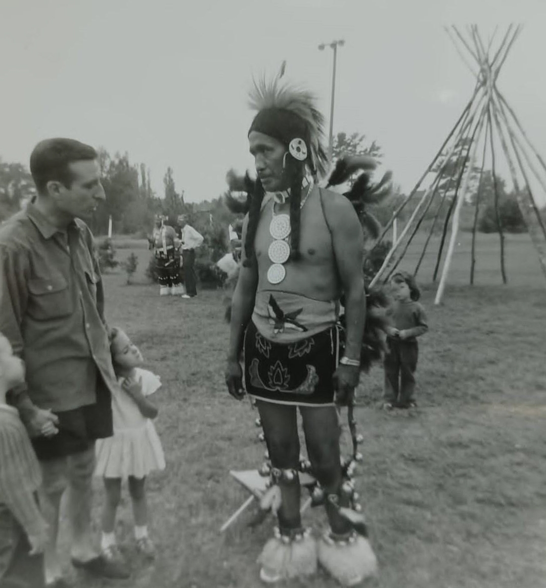 Indigenen erreserba batean, seme-alabekin. MARTIN UGALDEREN FAMILIA