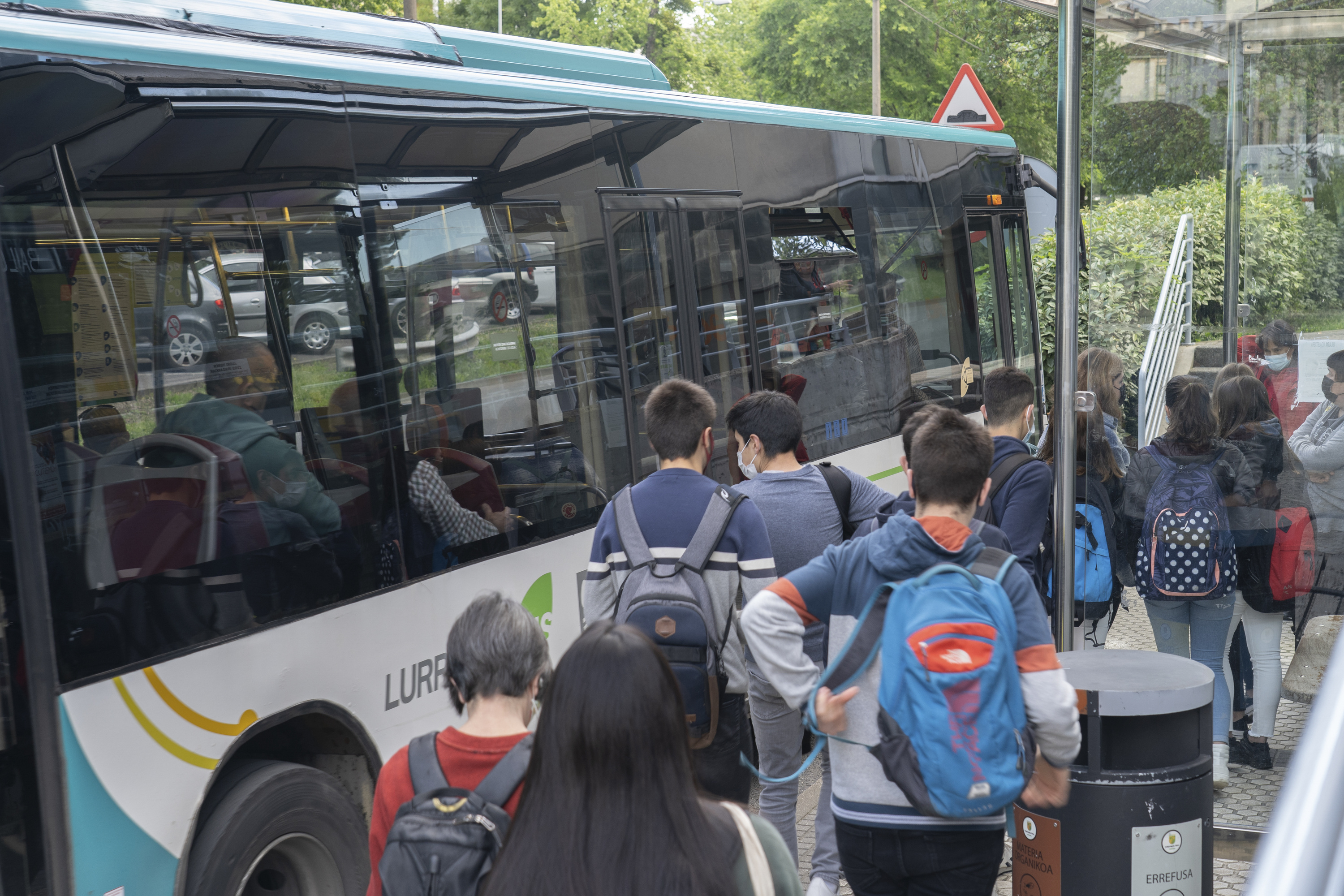 Gazte batzuk autobusera sartzen, Astigarragan (Gipuzkoa). ANDONI CANELLADA / FOKU