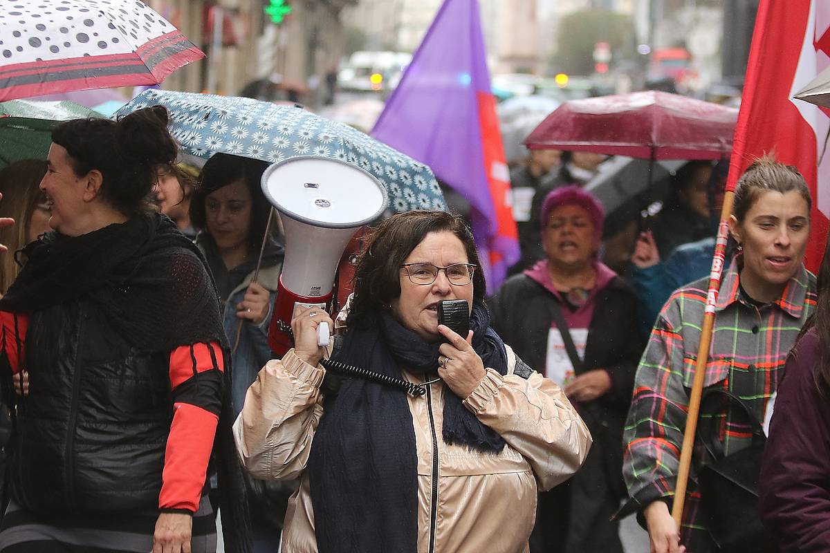 Emakume bat Bizkaiko esku hartze sozialeko hitzarmenaren aldeko mobilizazio batean, Bilbon. OSKAR MATXIN EDESA / FOKU