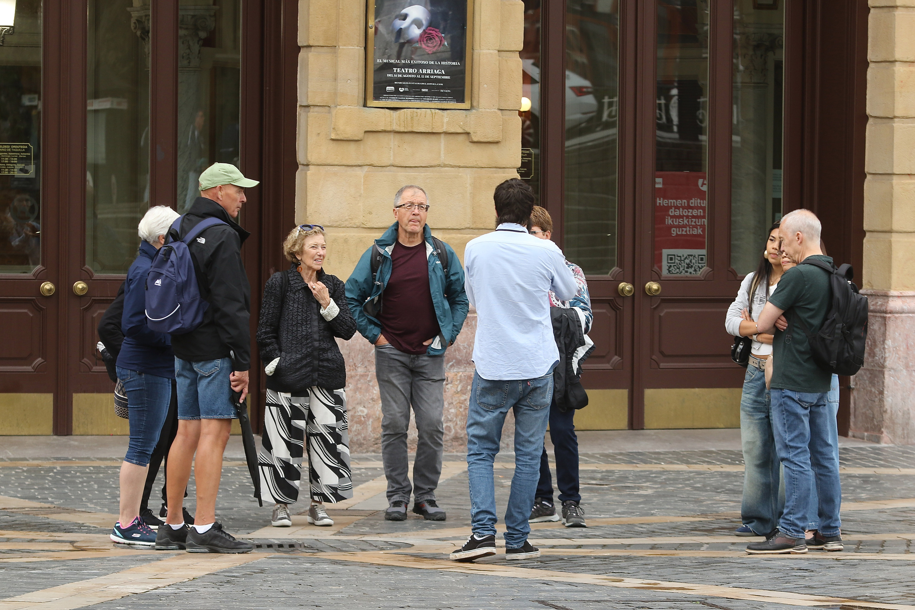 Gidari turistiko bat eta turista multzo bat Bilboko Arriaga plazan, irailaren 5ean. OSKAR MATXIN EDESA / FOKU