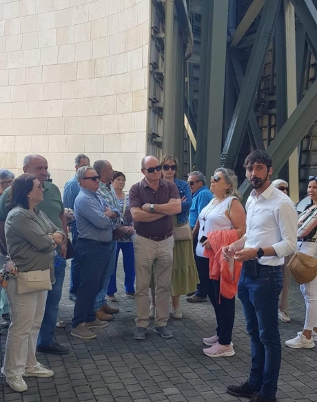 Eneko Elexpuru gidari turistikoa Guggenheim Museoaren inguruetan, turista talde bati azalpenak ematen. BIZKAIKO HITZA