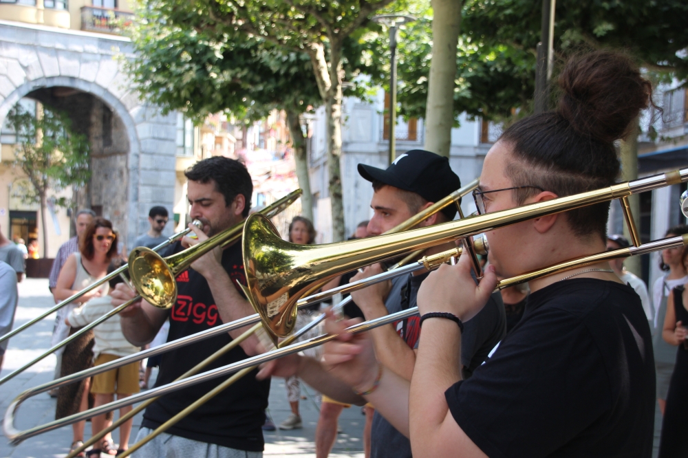 (ID_14278544) (/EZEZAGUNA) broken_brothers_brass_band