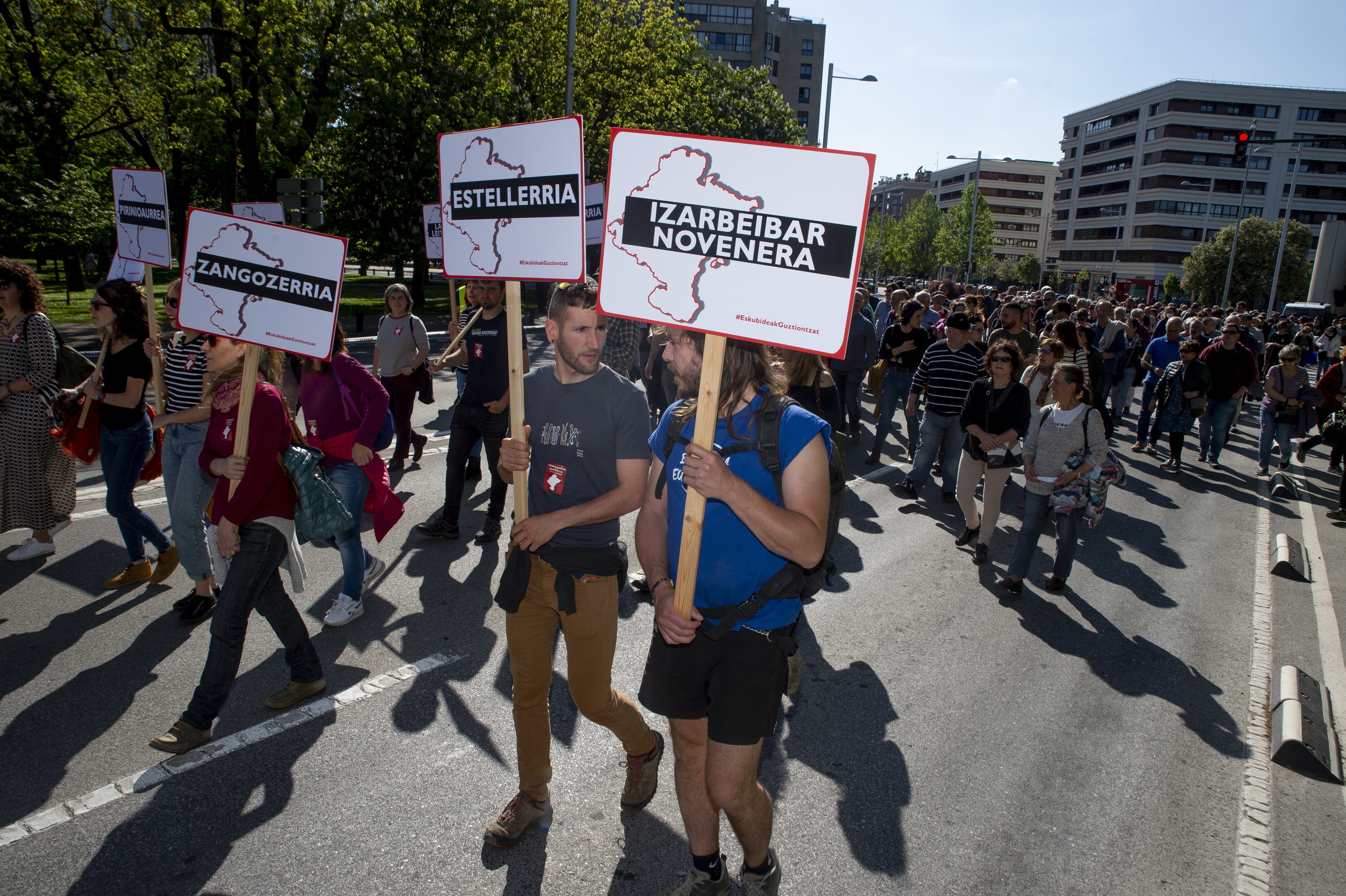 Euskalgintzaren kontseiluak deituta, merezimenduen dekretuaren aurkako manifestazioa egin zuten Iruñean, 2022an. IÑIGO URIZ / FOKU