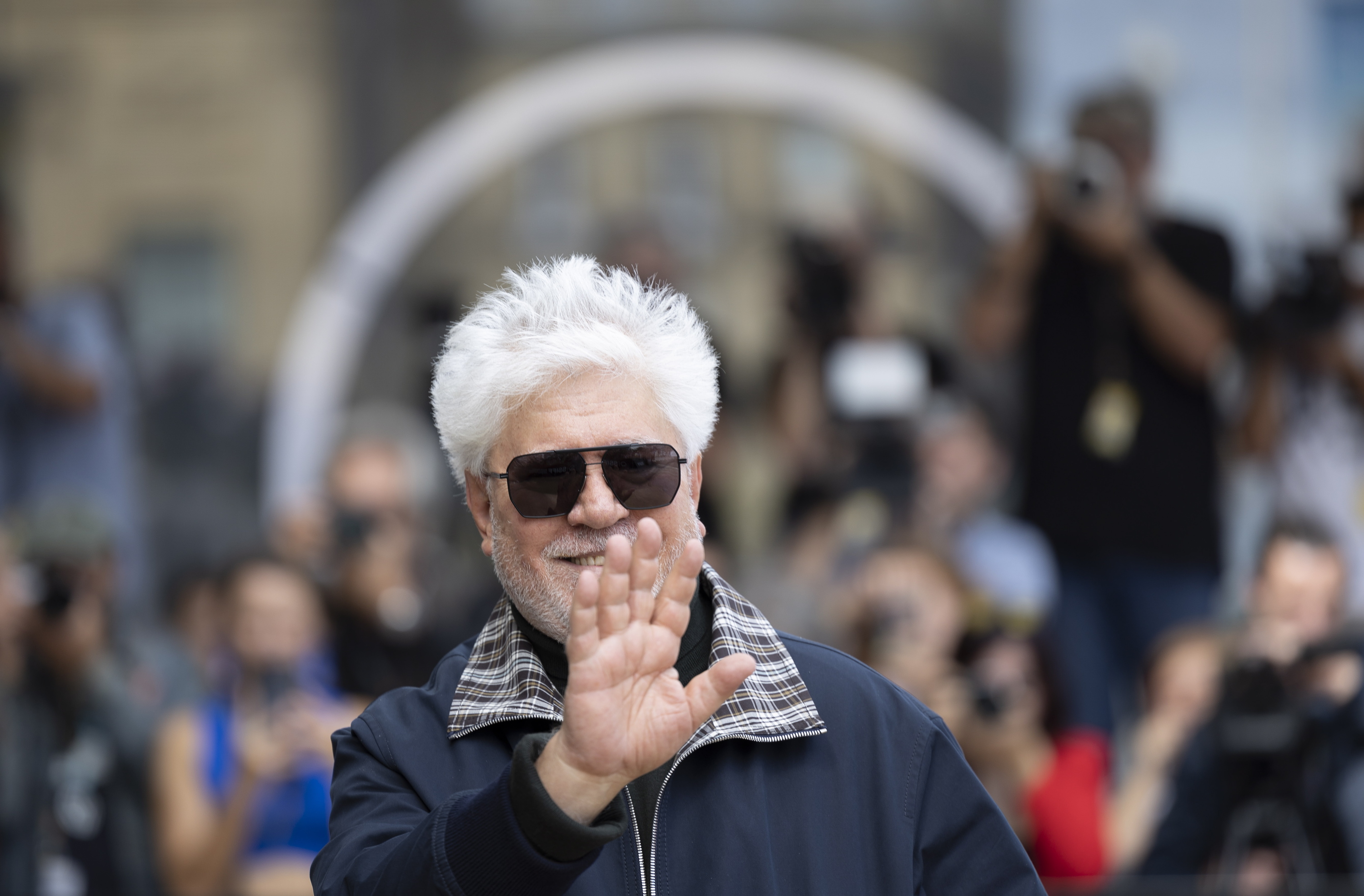 Pedro Almodovar zinemagilea, atzo, Donostiako 72. Zinemaldira heldu berritan. JUAN HERRERO / EFE