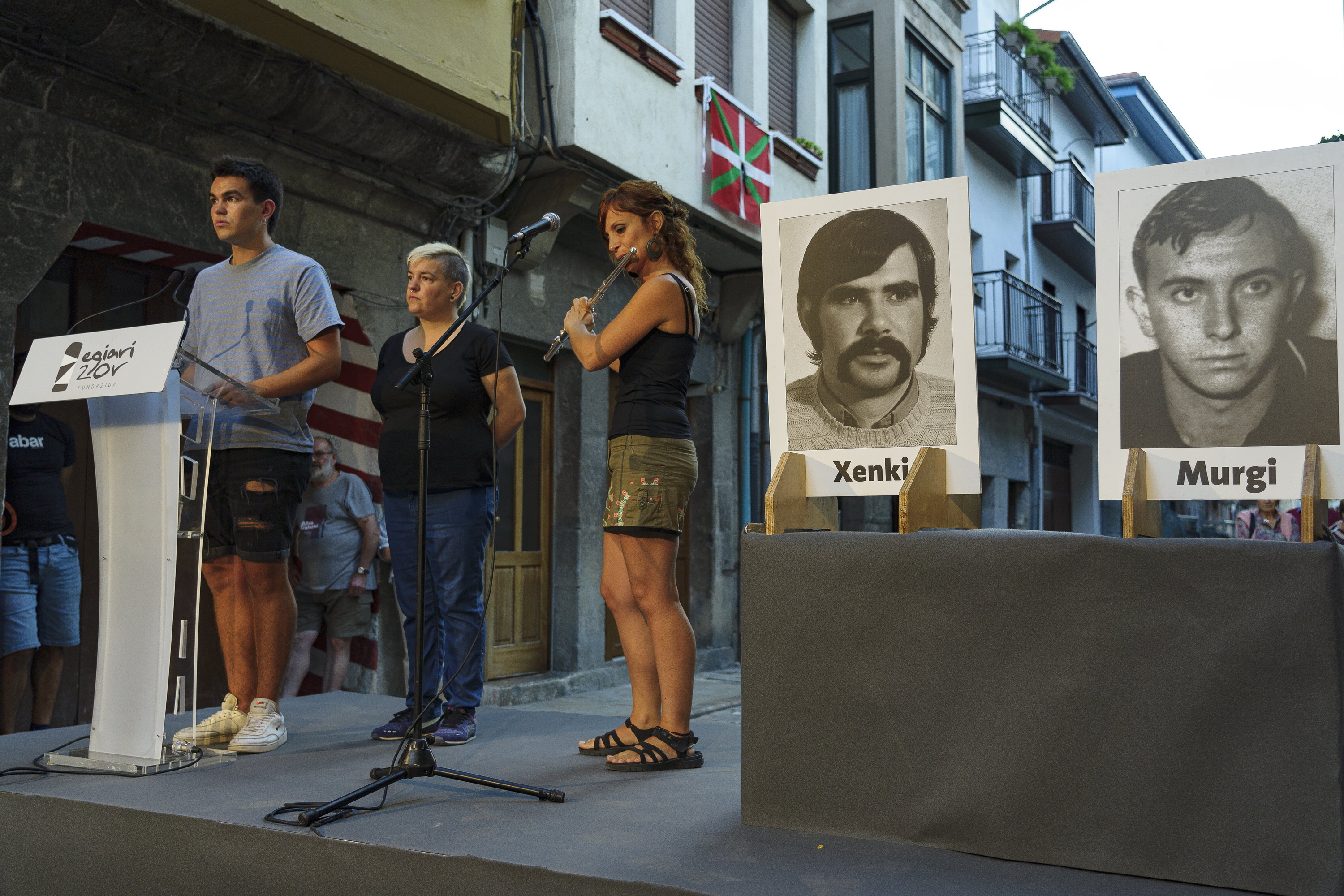 Xenki eta Murgi Guardia Zibilaren biktimak oroitzeko ekitaldi bat, artxiboko irudi batean. ARITZ LOIOLA / FOKU