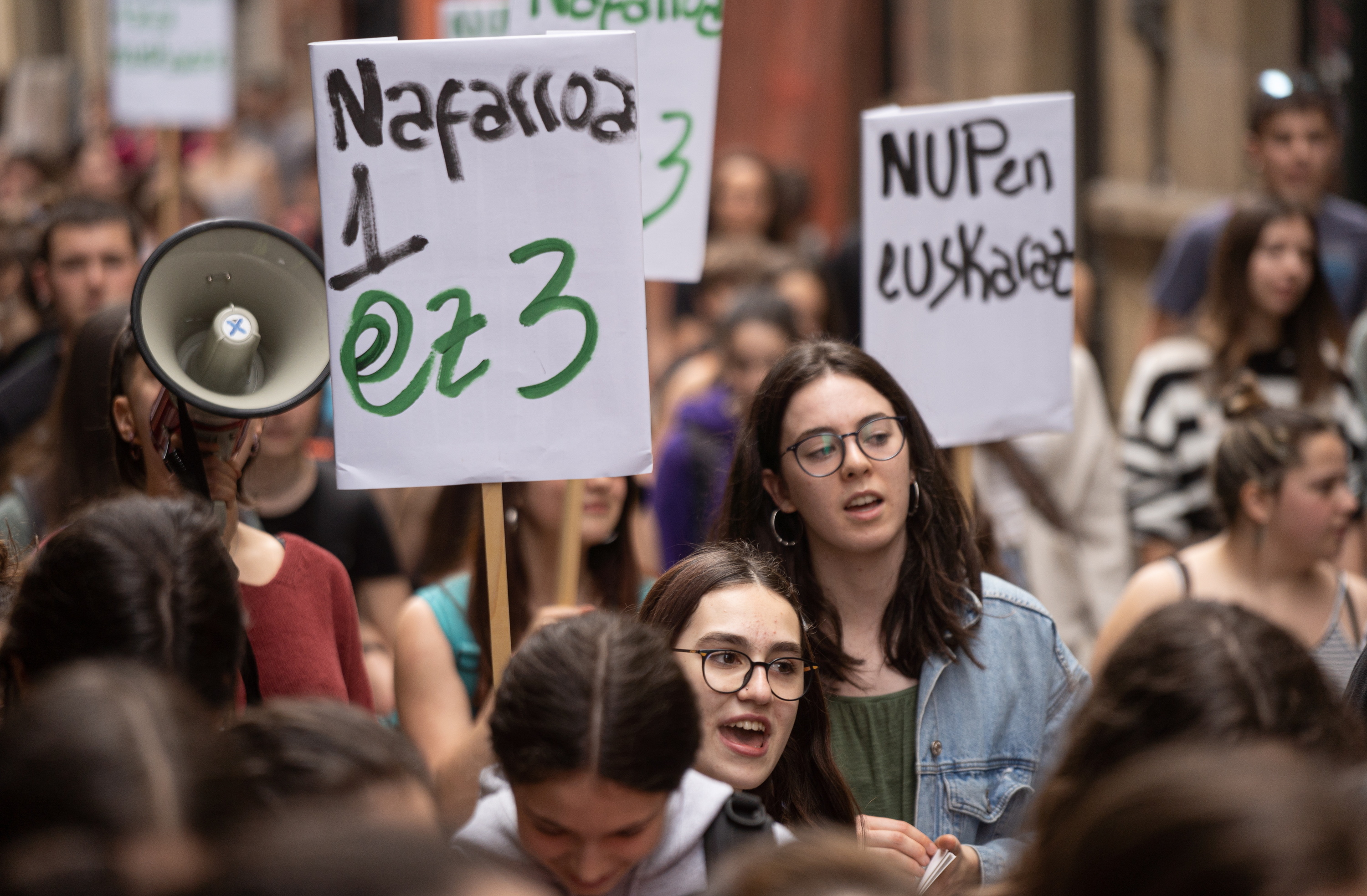 Zonifikazioaren aurkako kartelak, Iruñean, euskarazko hezkuntza aldarrikatzeko manifestazio batean. JAGOBA MANTEROLA / FOKU