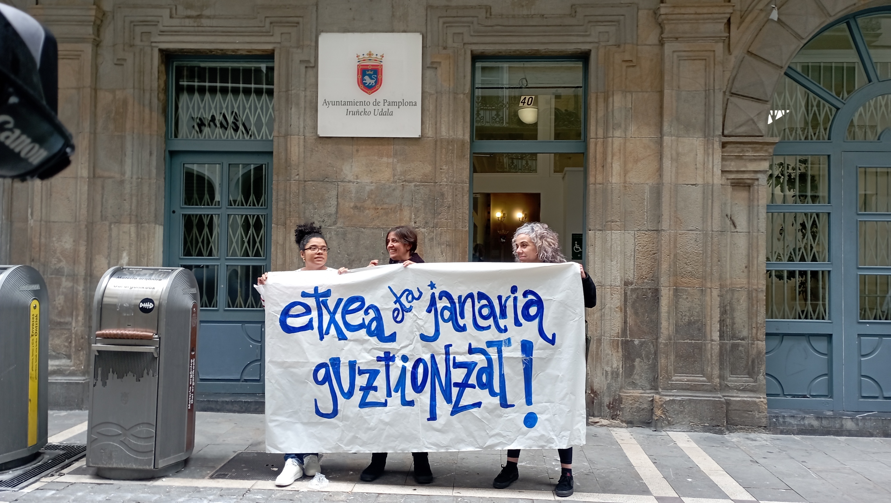 Eragile sozialek gaur goizean egin duten protesta, Iruñeko Udaleko gizarte zerbitzuen eraikinean. BERRIA