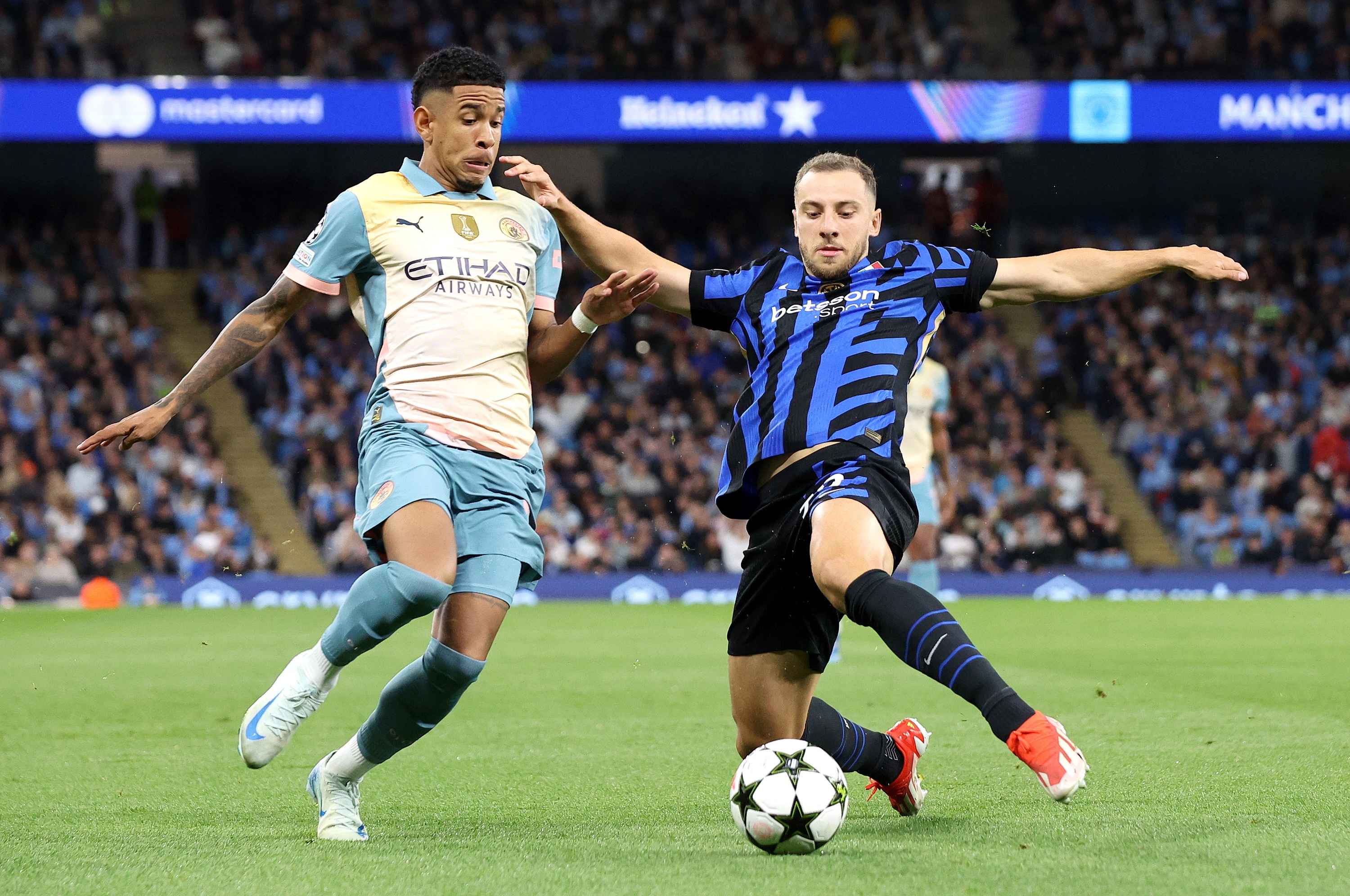 Manchester Cityko Savinho eta Inter Milaneko Carlos Augusto, lehian, lehen jardunaldiko partidan. ADAM VAUGHAN / EFE