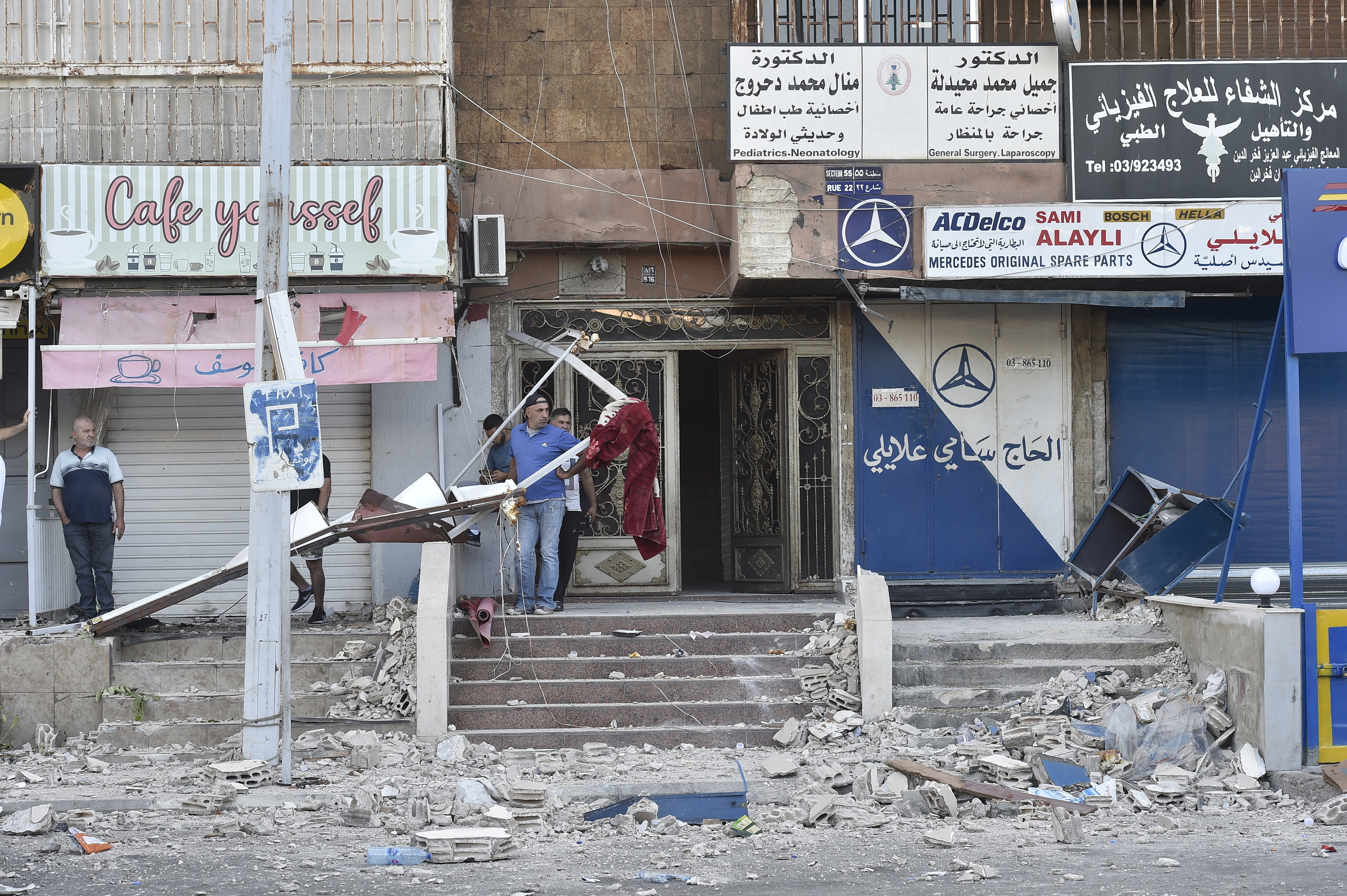 Bondardaketen ondorioz kaltetutako zenbait eraikin, gaur, Beirut erdialdean. WAEL HAMZEH / EFE