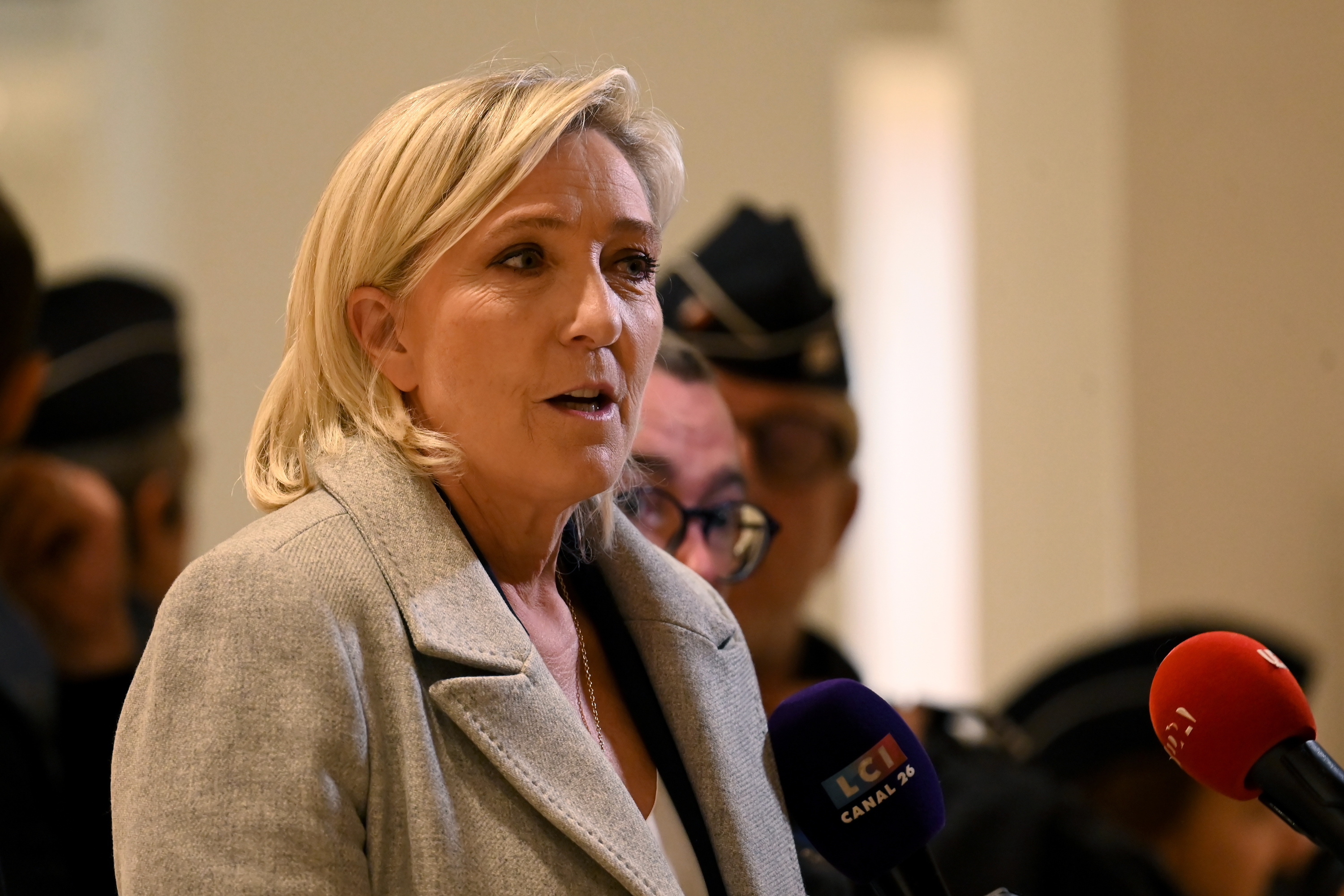 Marine Le Pen, gaur, haren aurkako epaiketa hasi aurretik, Parisen. JULIEN MATTIA / EFE