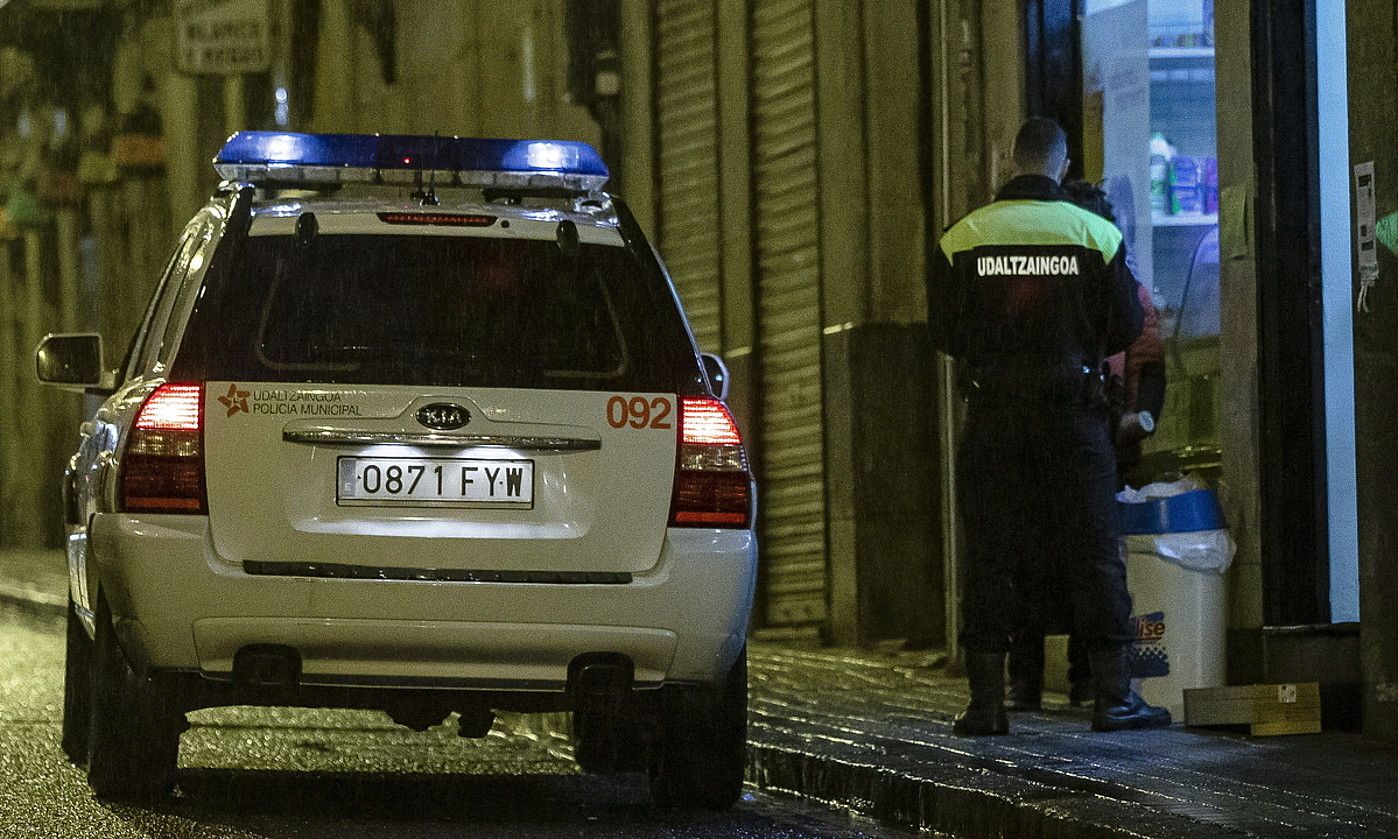 Polizia bat, kontrol batean. A. L. /FOKU.