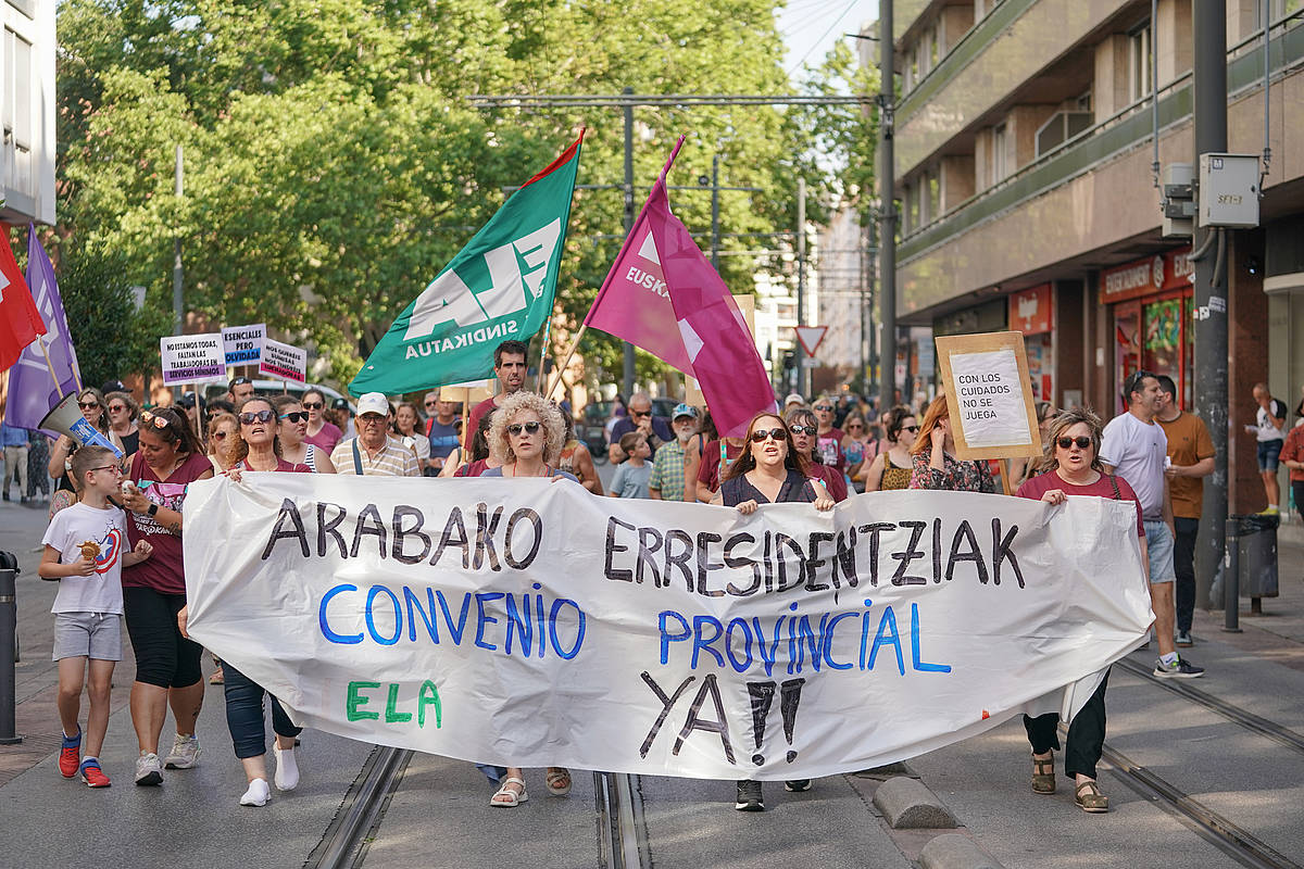 Arabako zahar etxeetako langileen protesta, Gasteizen, uztailean. ENDIKA PORTILLO / FOKU