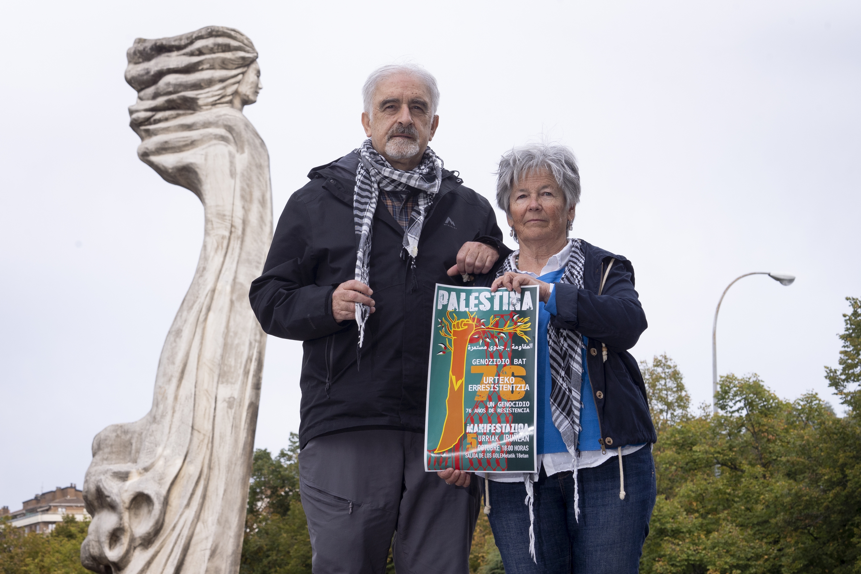 Patxi Gerriko eta Txuri Ollo, biharko manifestazioaren antolatzaileetako bi, Iruñean, deialdiaren afixa eskuetan dutelarik. IÑIGO URIZ / FOKU