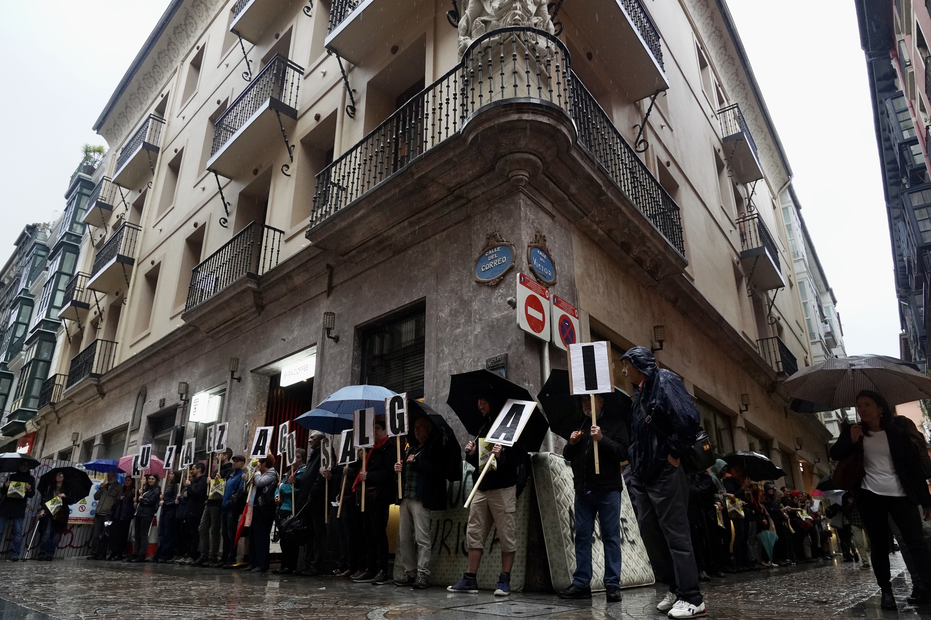 (ID_14305500) (Monika del Valle/@FOKU) 2024-10-02, Bilbo. Bilboko Zazpikaleetan irekiko dituzten hotel berrien aurkako protesta