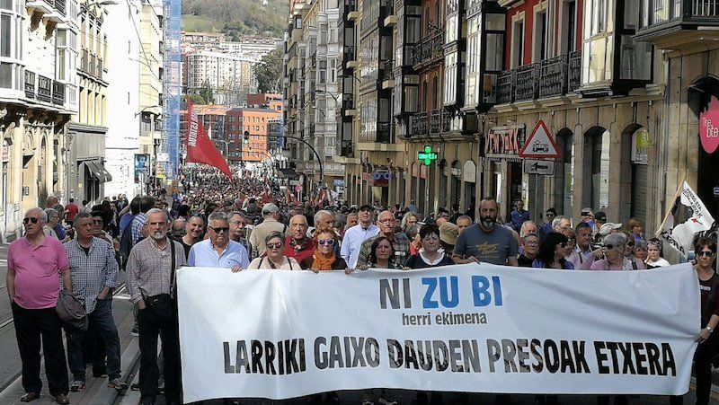 Gaitz larriak dituzten presoen aldeko martxa, gaur, Bilbon. SARE HERRITARRA.