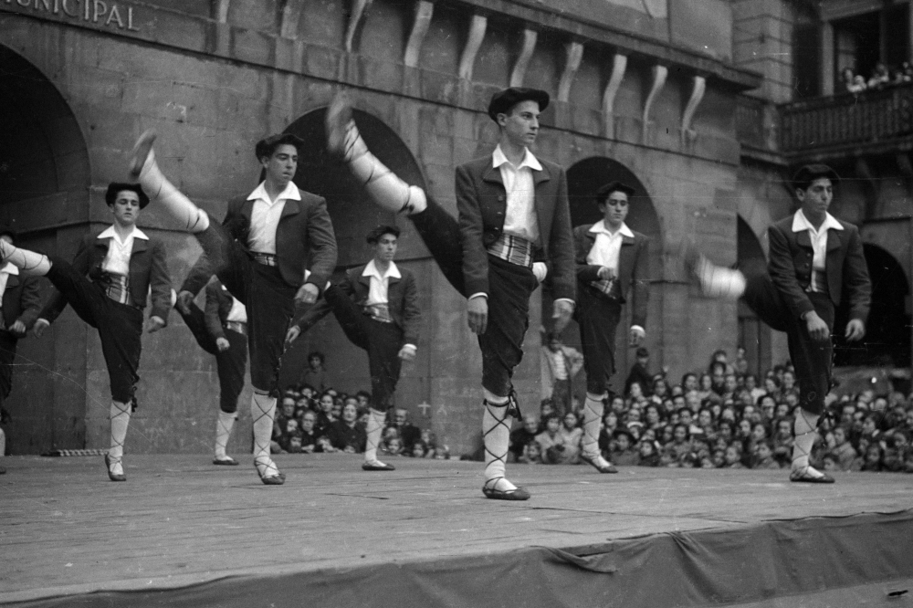 Donostiako Goizaldi dantza taldeko dantzariak, 1951. urtean, talde horrek izen hori hartu zuen urtean.