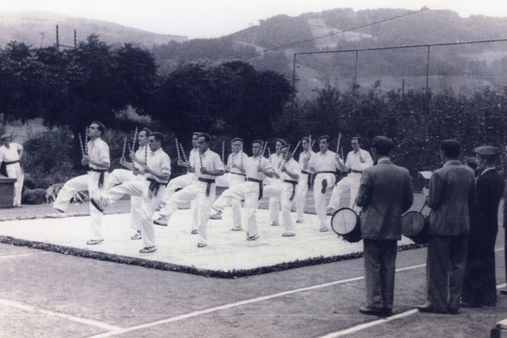 Joxe Lorentzo Pujana dantza maisuaren arauei jarraituz dantzari talde bat Ordizian dantzan, 1940eko hamarkadaren aurretik.