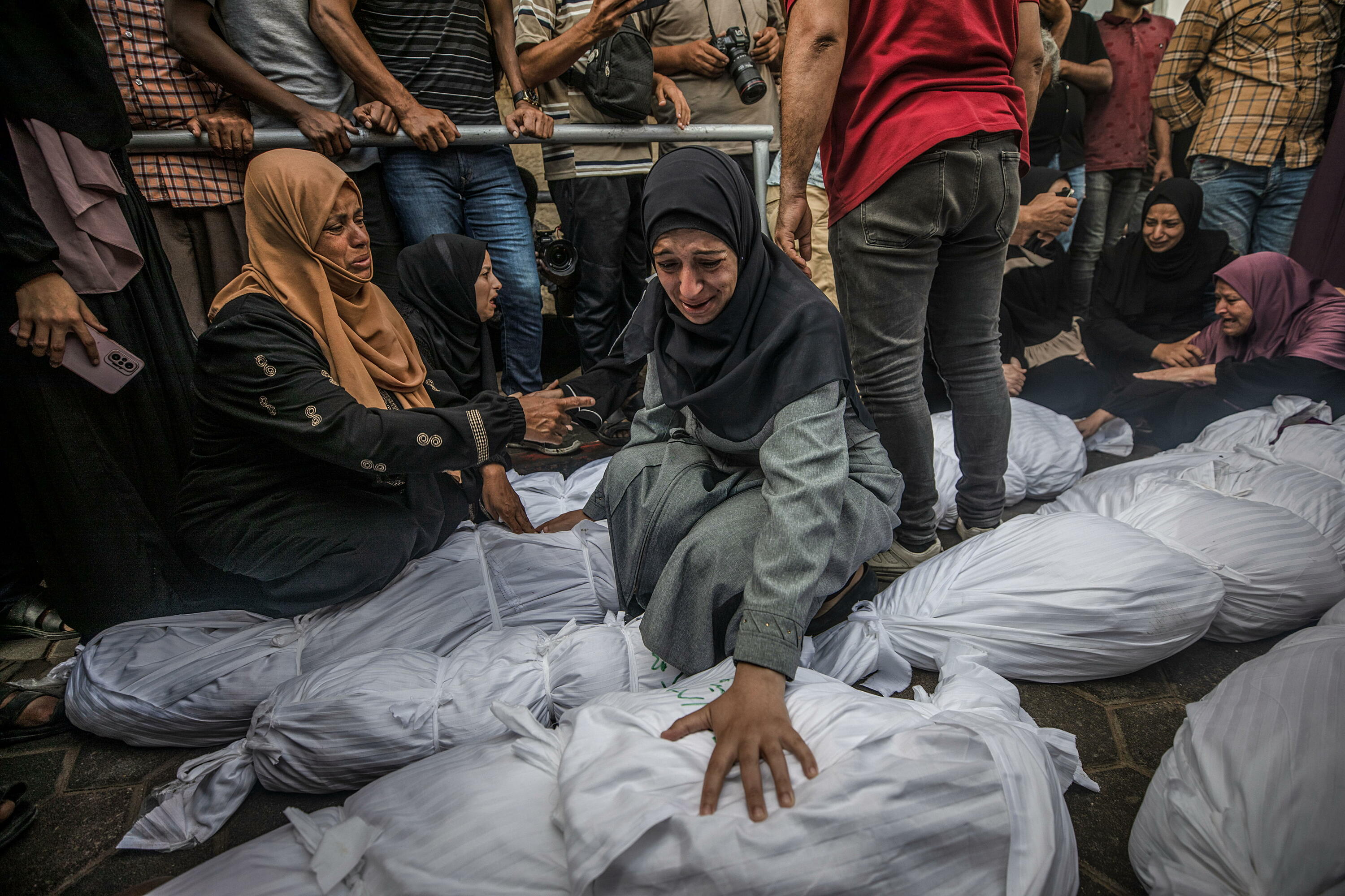 Israelek hildako batzuen senideak minak txikituta, hilaren 1ean Al-Nuseirateko errefuxiatuen gunean. MOHAMMED SABER / EFE