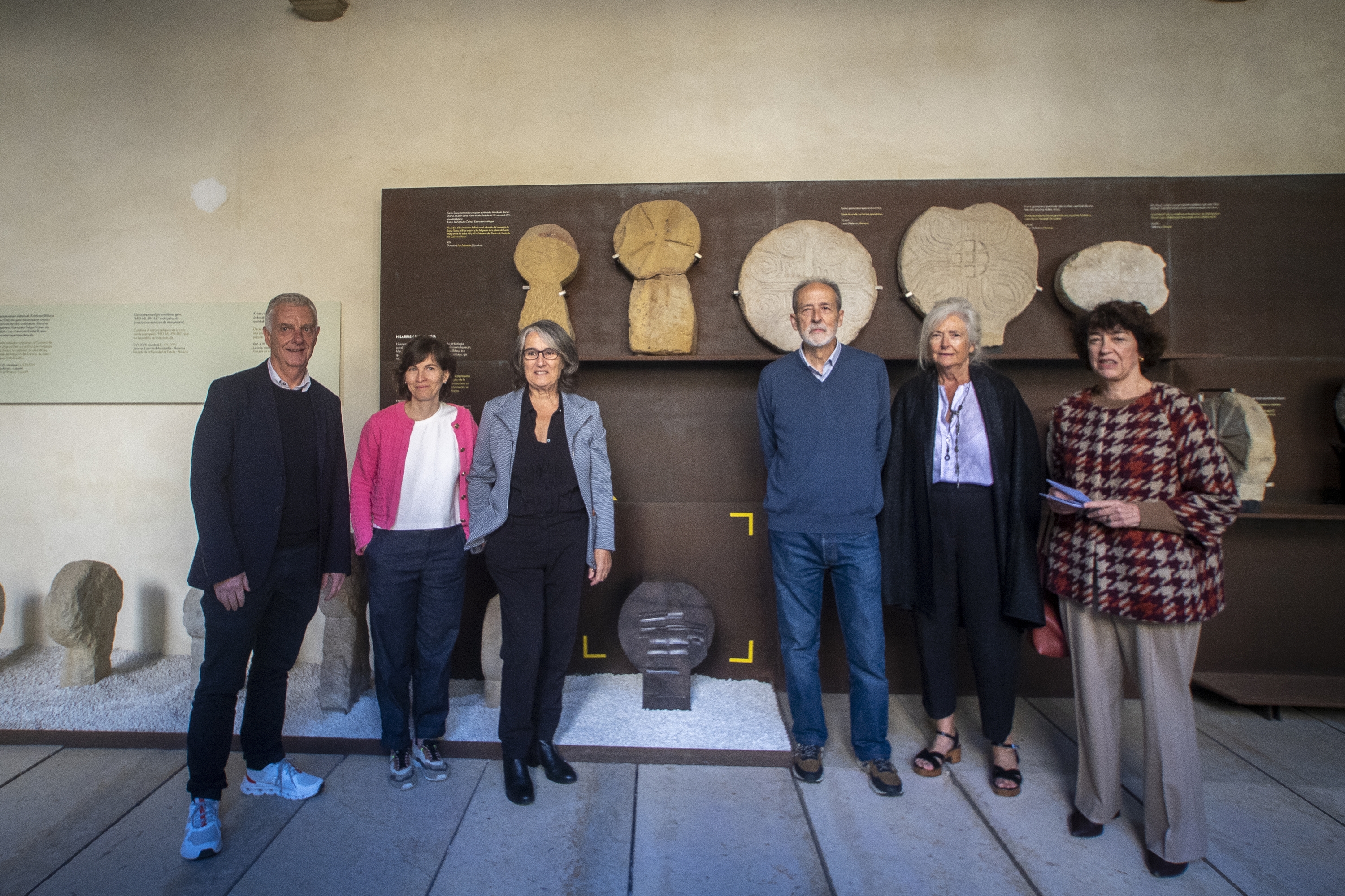 Nestor Basterretxearen senideak eta kultur erakundeen ordezkariak, gaur, San Telmo museoan (Donostia). GORKA RUBIO / FOKU