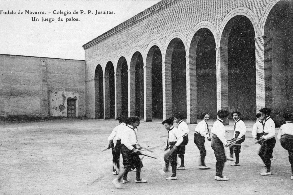 (ID_17280424383825) Dantzari txikiak Tuterako jesuiten ikastetxean