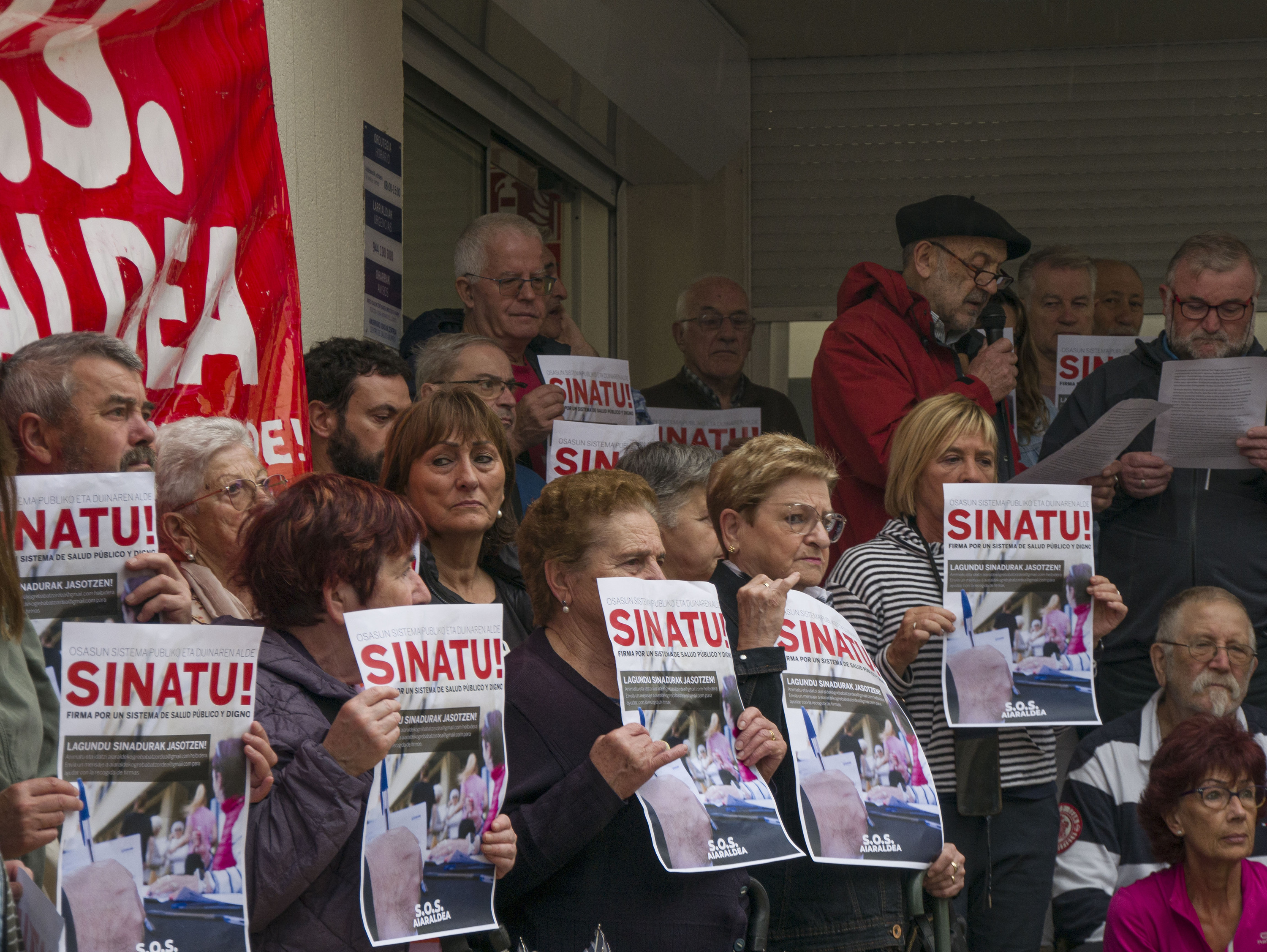 Hainbat herritarren protesta, gaur, Urduñako anbulatorioaren atarian. SOS AIARALDEA