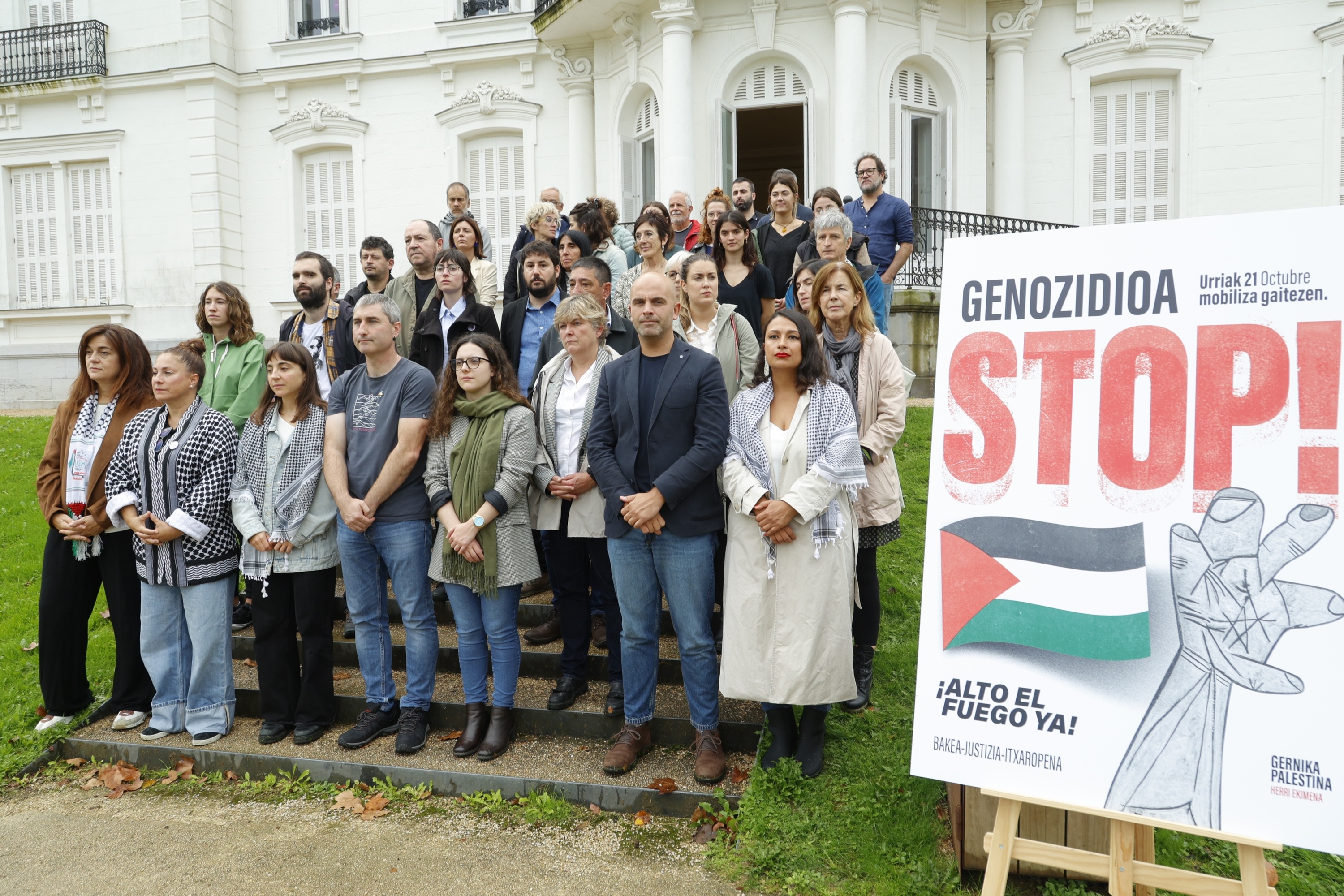 Gernika-Palestina herri plataformaren agerraldia, gaur, Donostian. MAIALEN ANDRES / FOKU