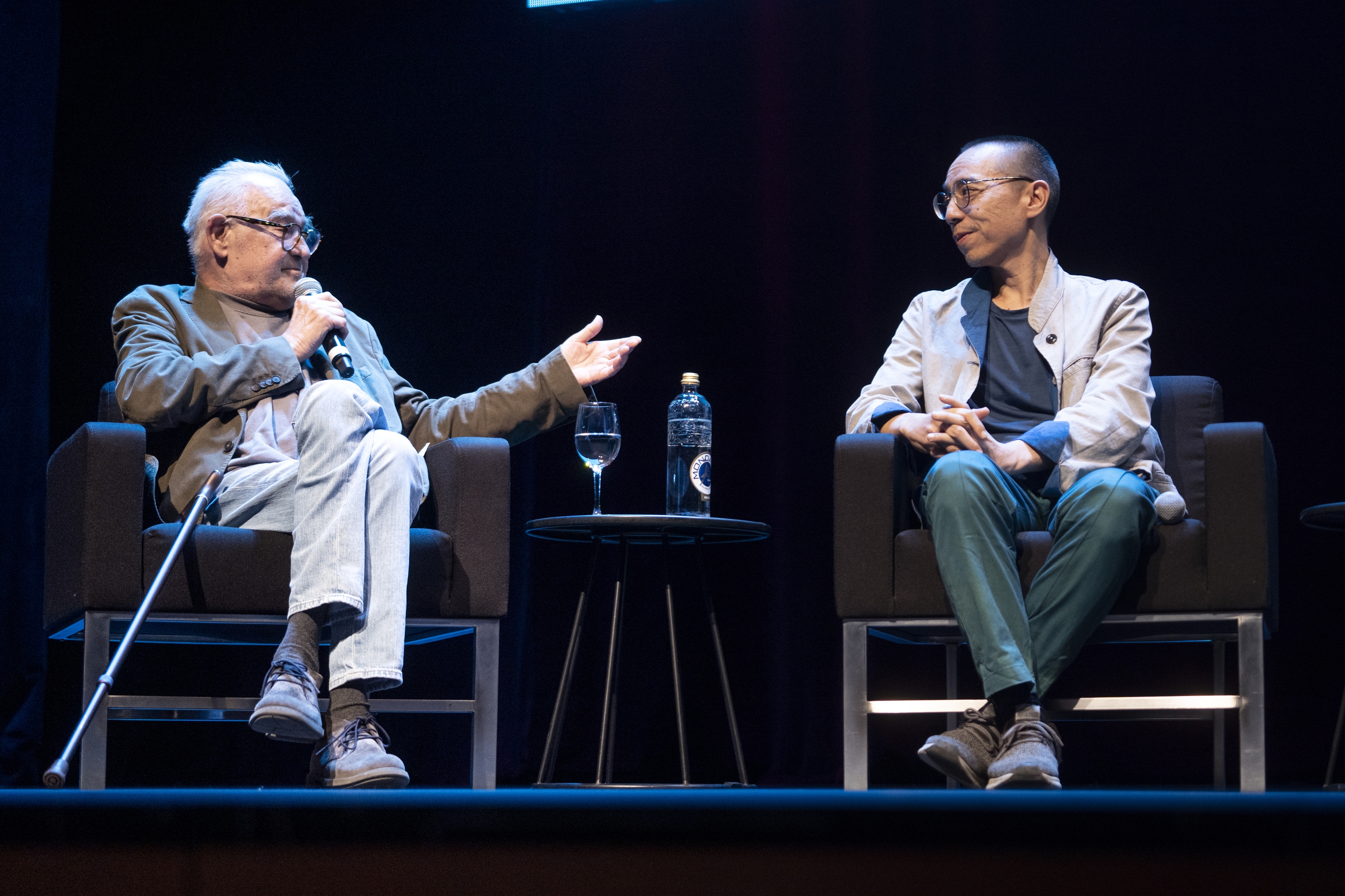 Tarr eta Apichatpong, atzoko solasaldiko irudi batean, Iruñean. IÑIGO URIZ / FOKU