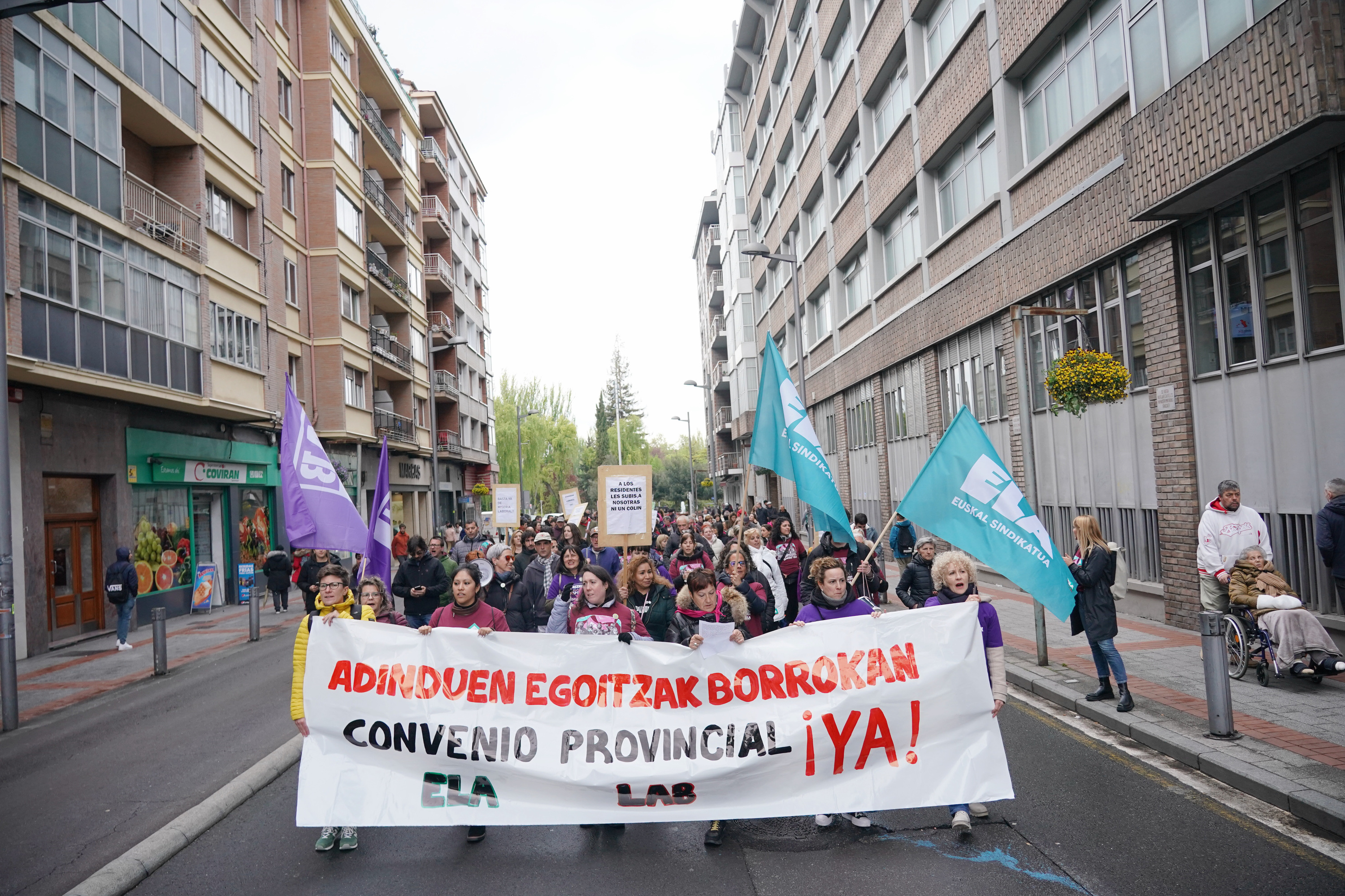 Arabako zahar etxeetako langileen greba, apirilean. ENDIKA PORTILLO / FOKU